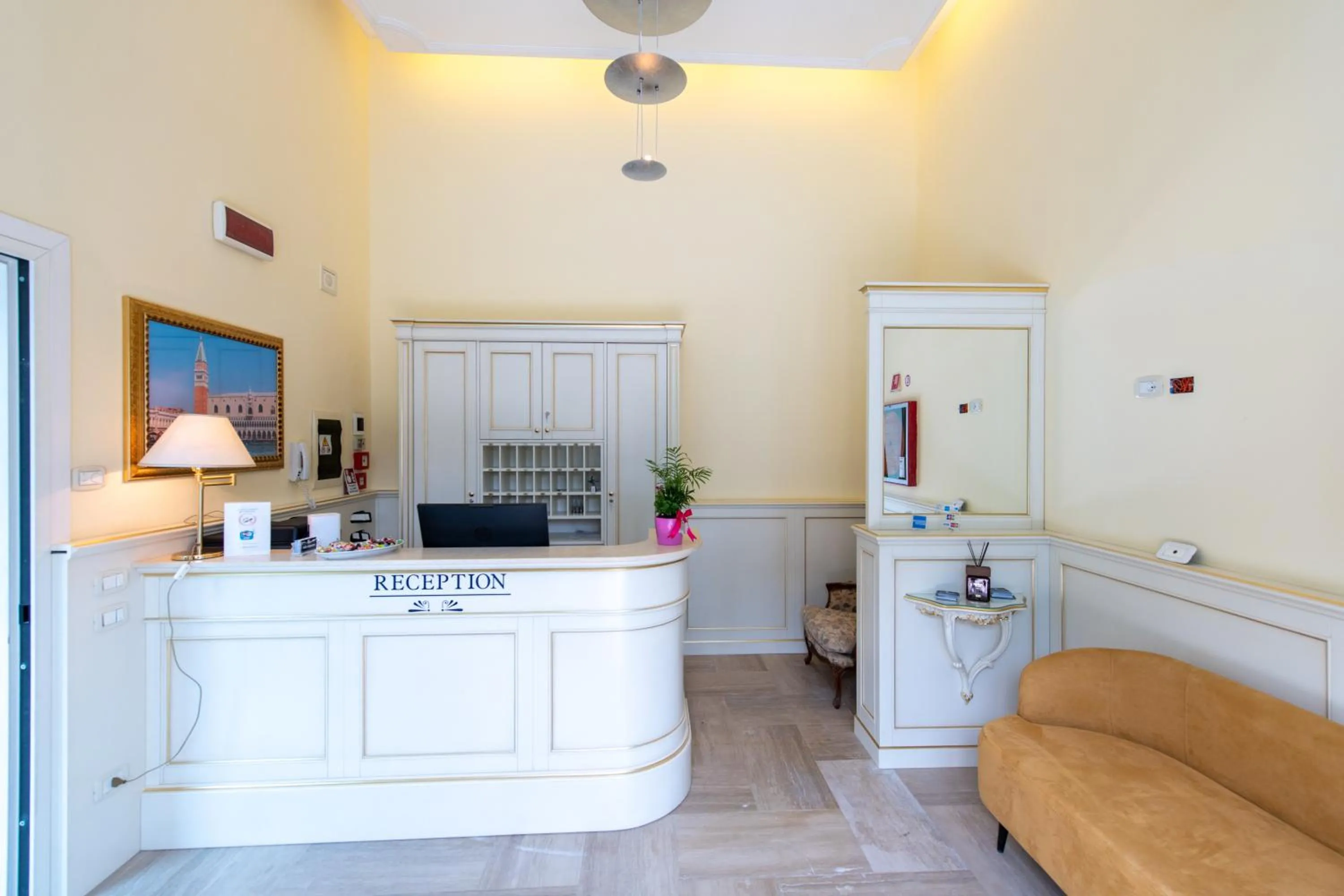 Lobby or reception in Hotel Ambasciata Venice - Atika & Atif