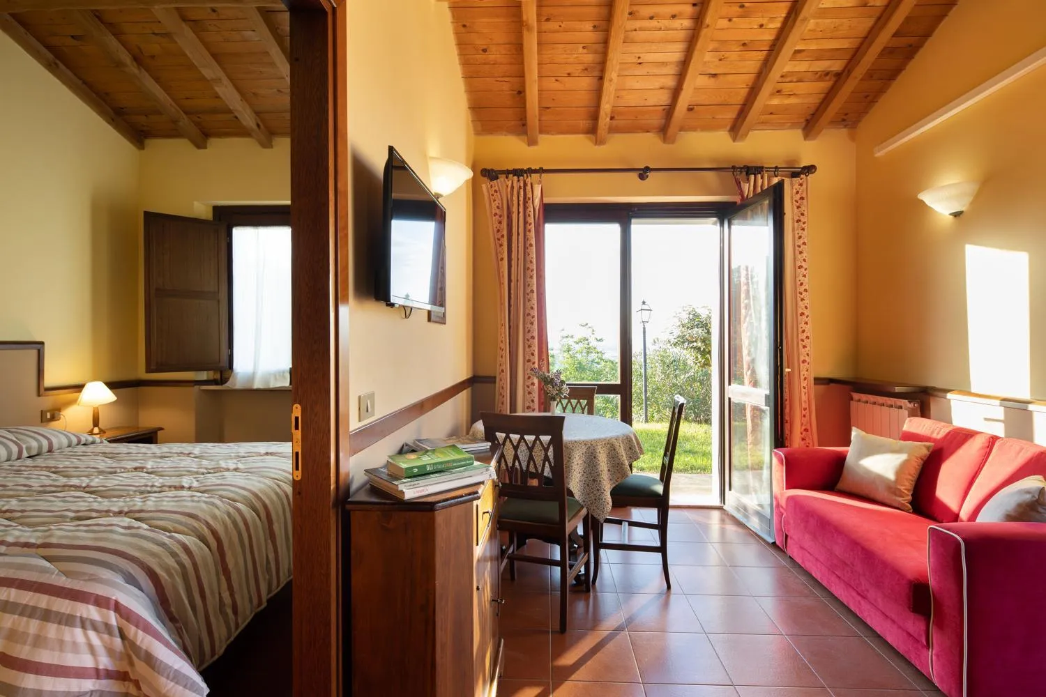 Living room, Bed in Il Poggio degli Olivi