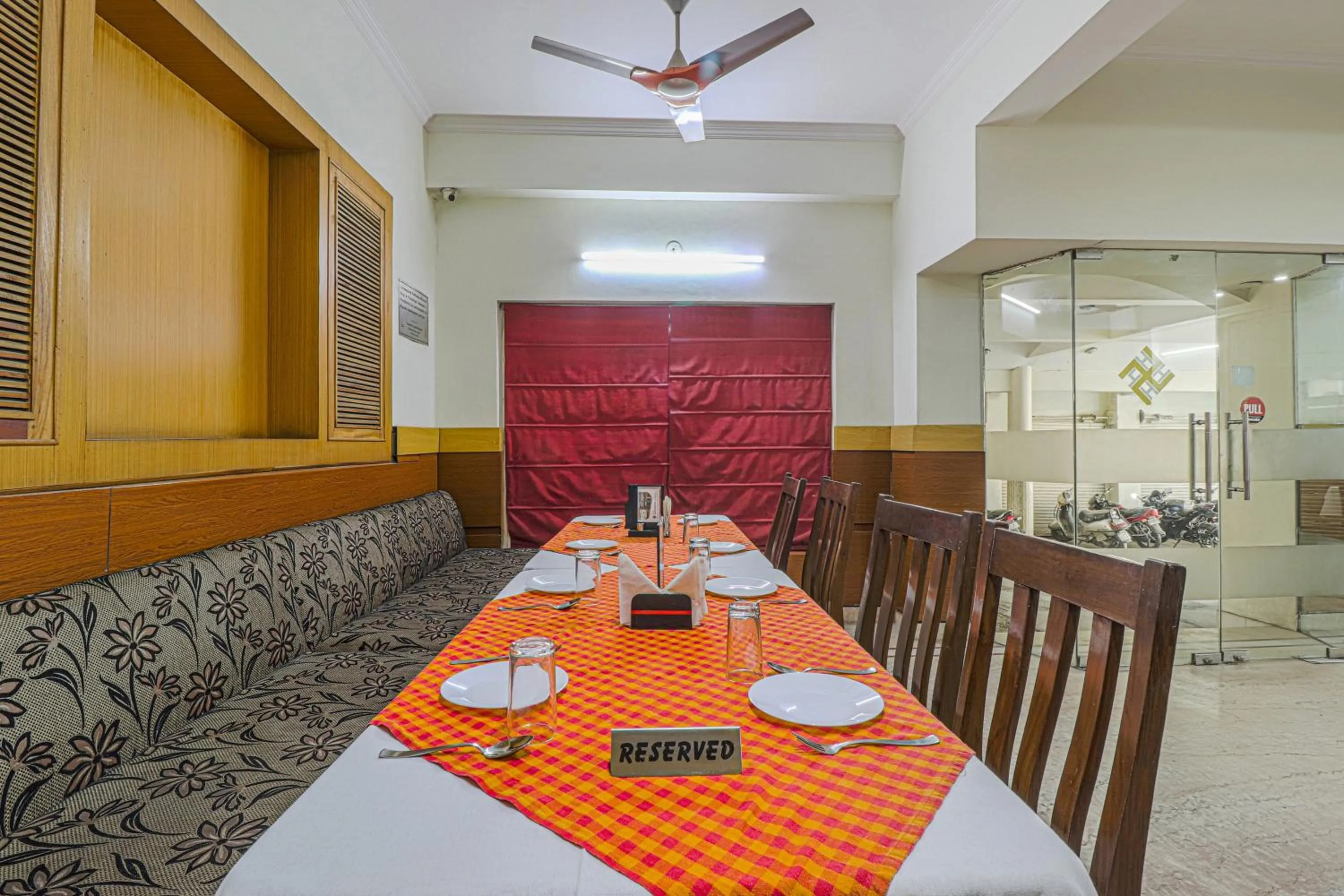 Restaurant/places to eat in Hotel Siddharth