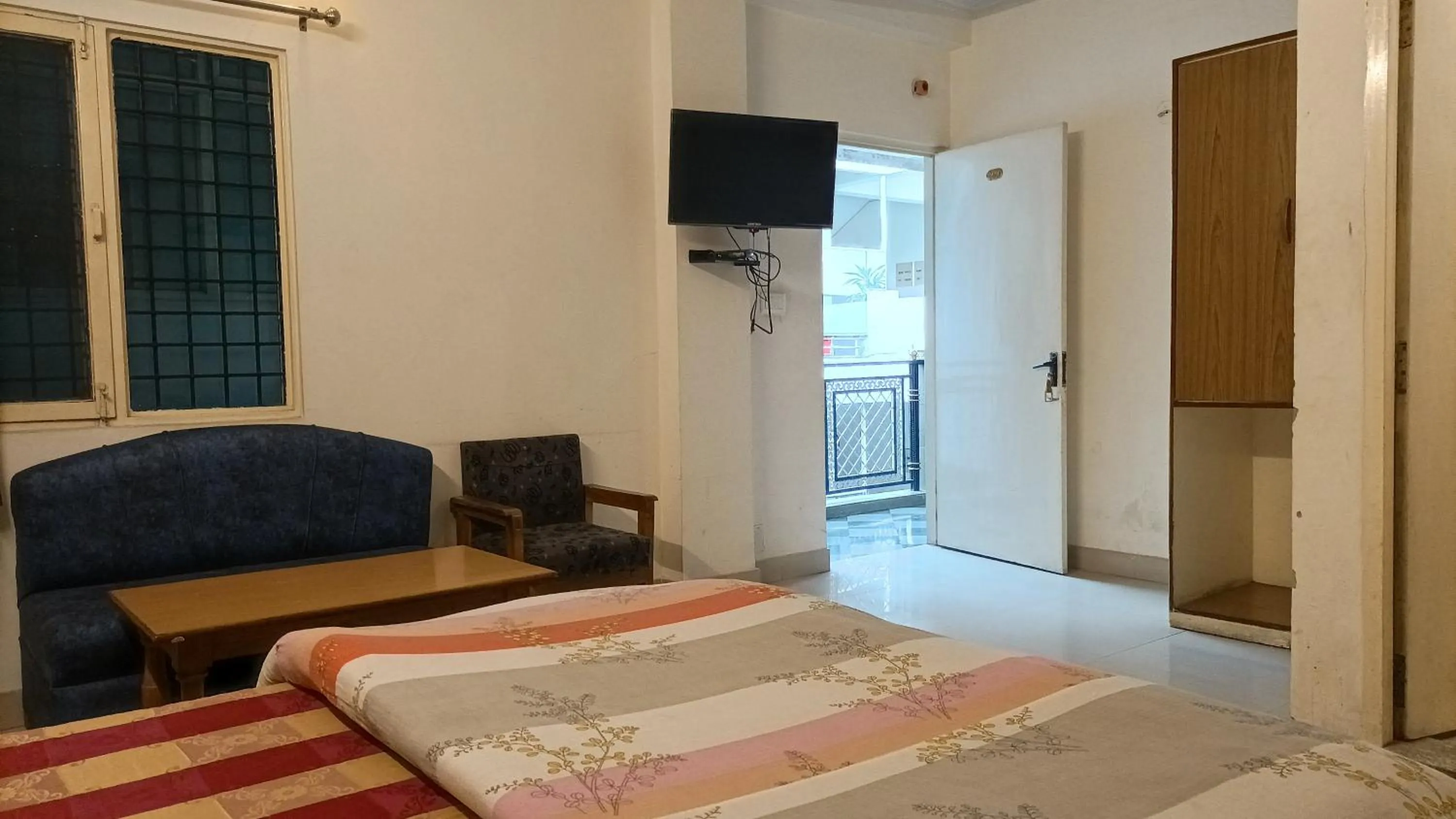 Living room, Bed in Hotel Siddharth