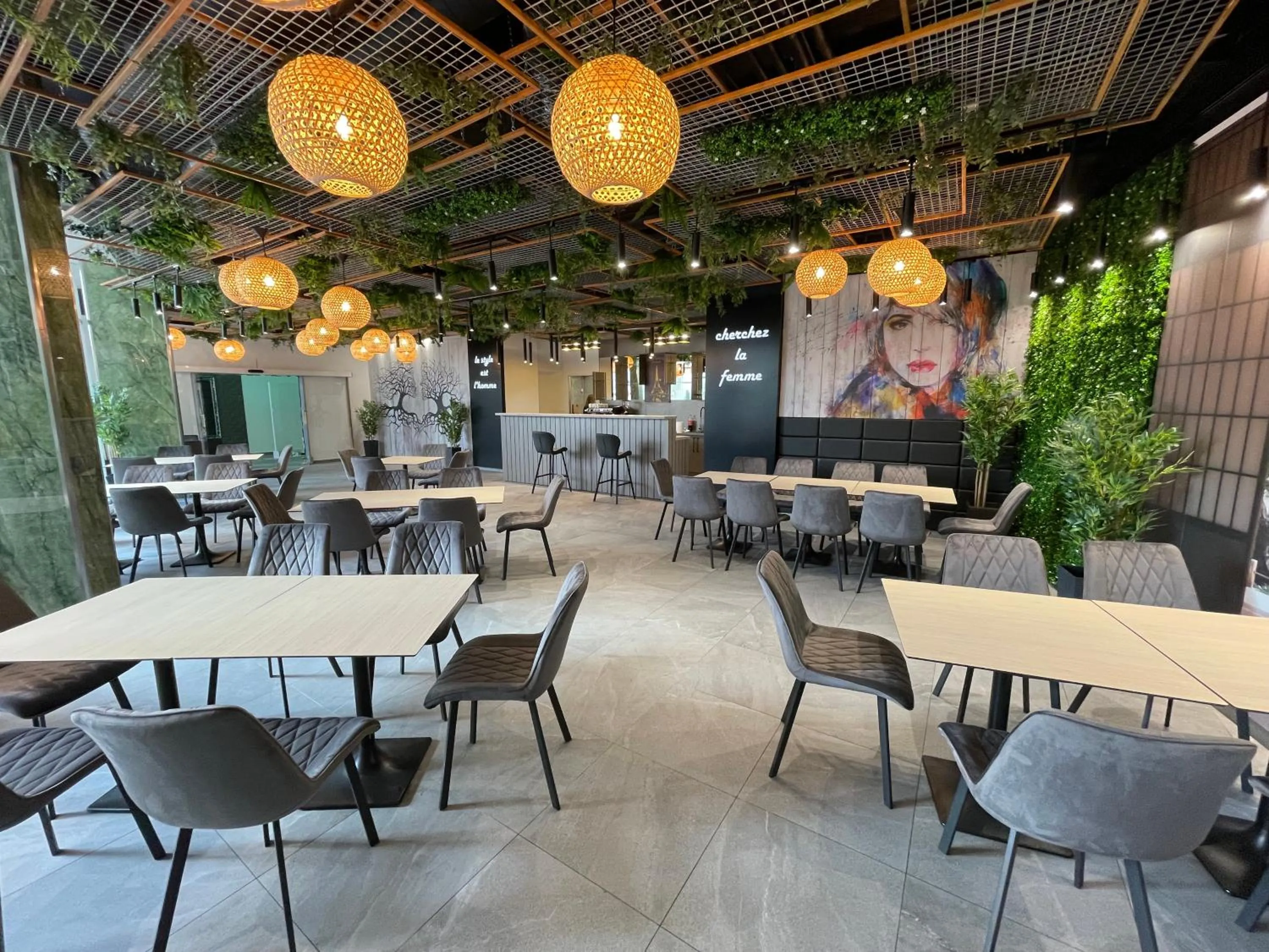 Restaurant/places to eat in Parizs Garden Apartments