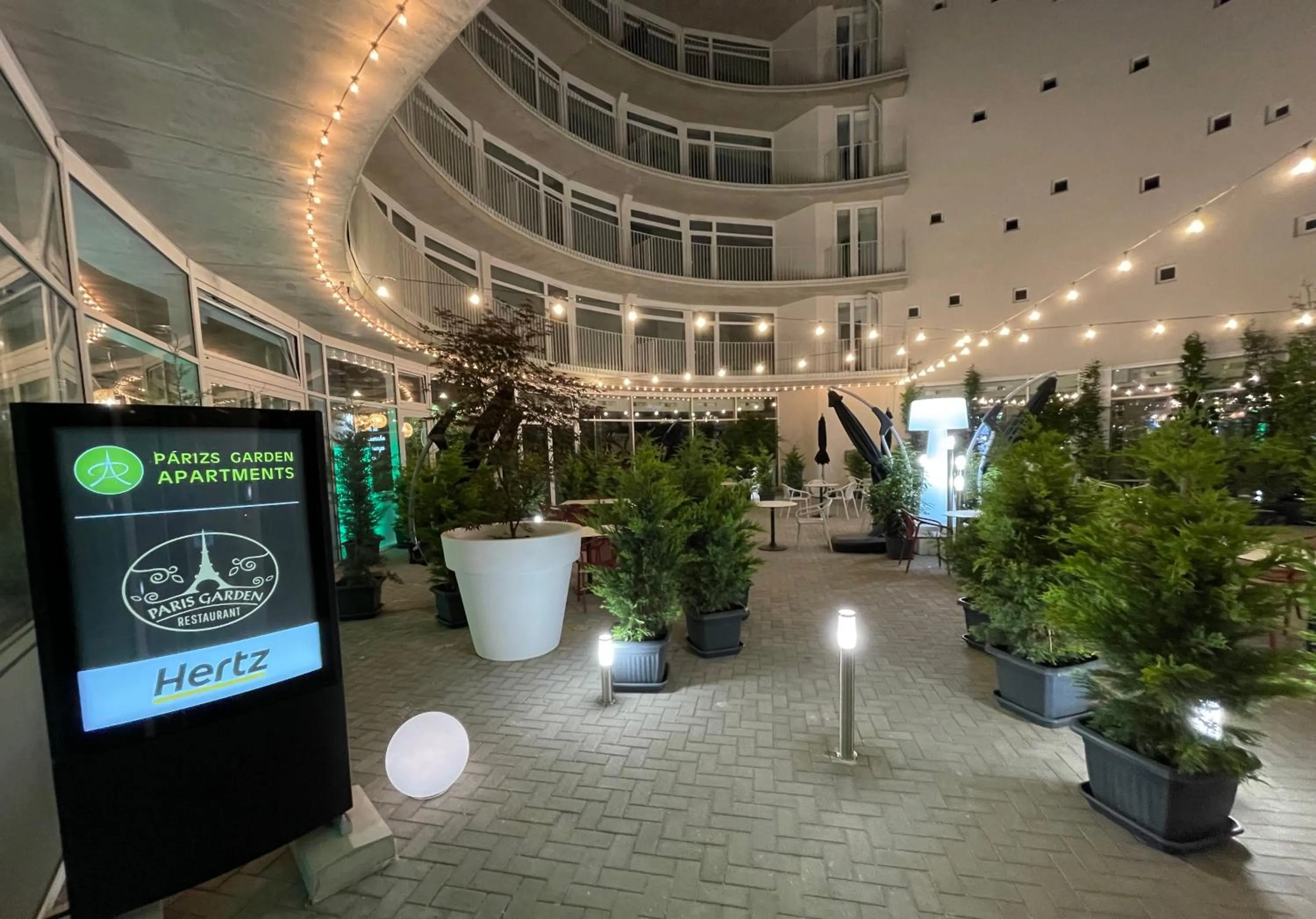 Inner courtyard view in Parizs Garden Apartments