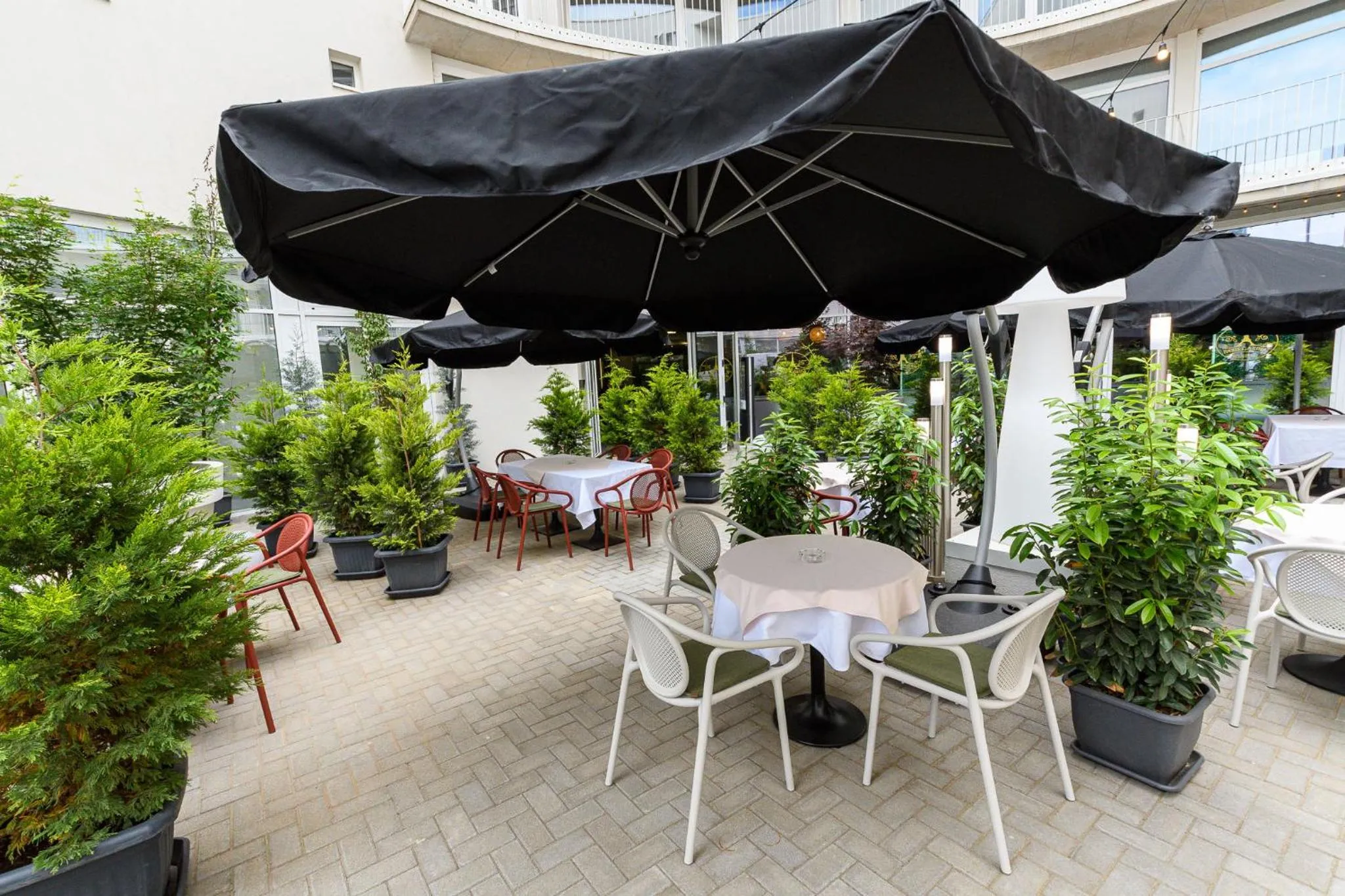 Restaurant/places to eat in Parizs Garden Apartments