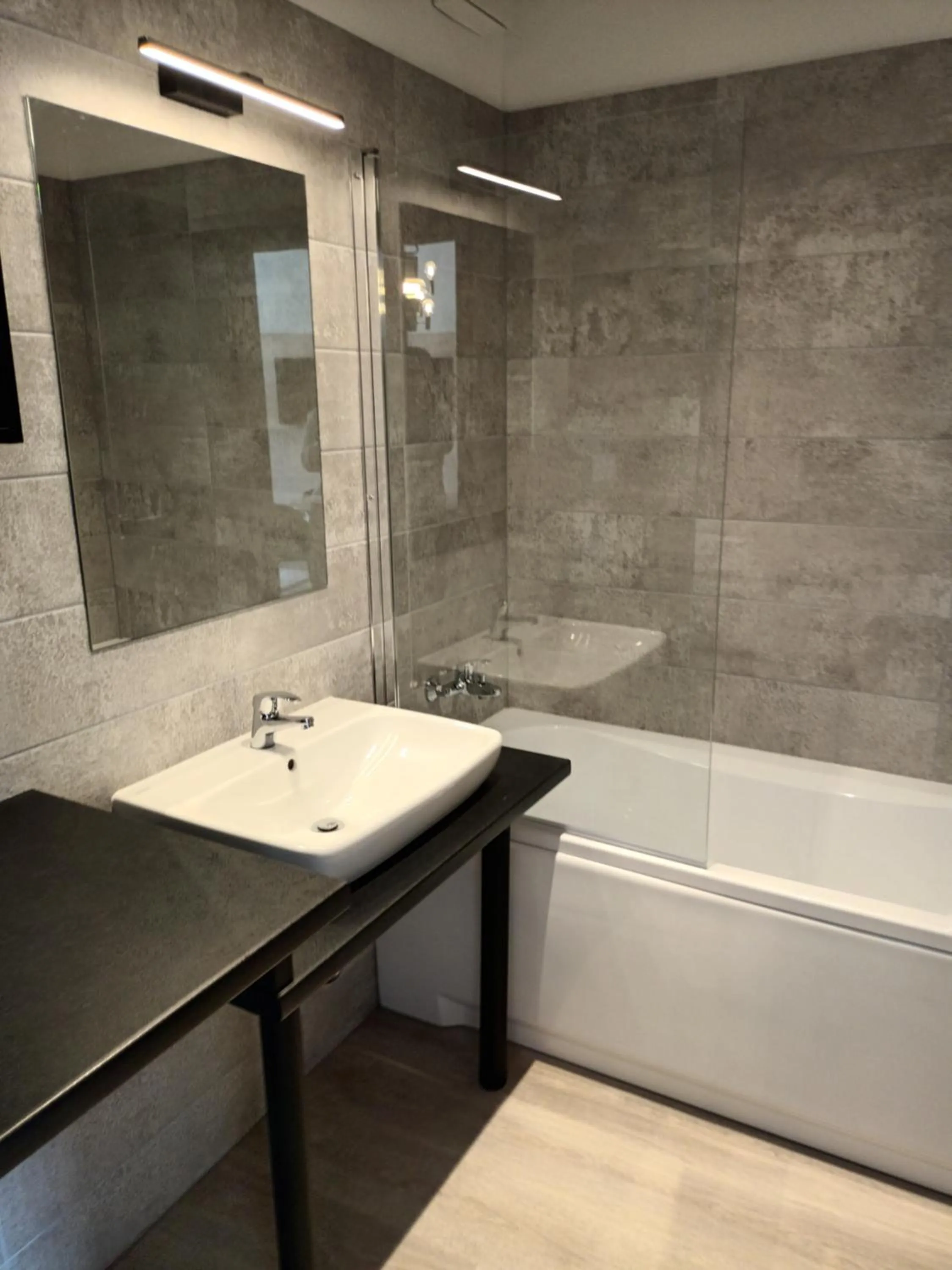 Bathroom in Parizs Garden Apartments