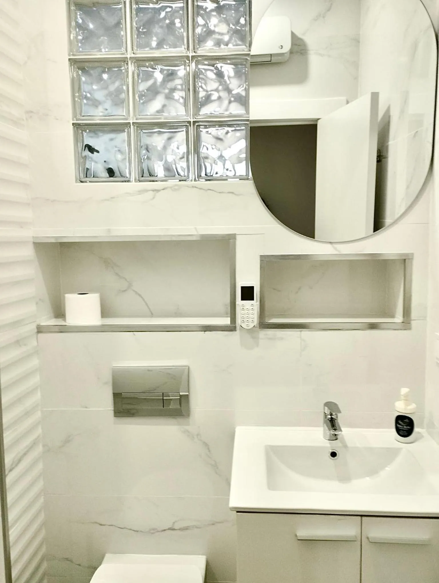 Bathroom in Soho Boho Apartments - with sunny rooftop terrace and fiber optic internet