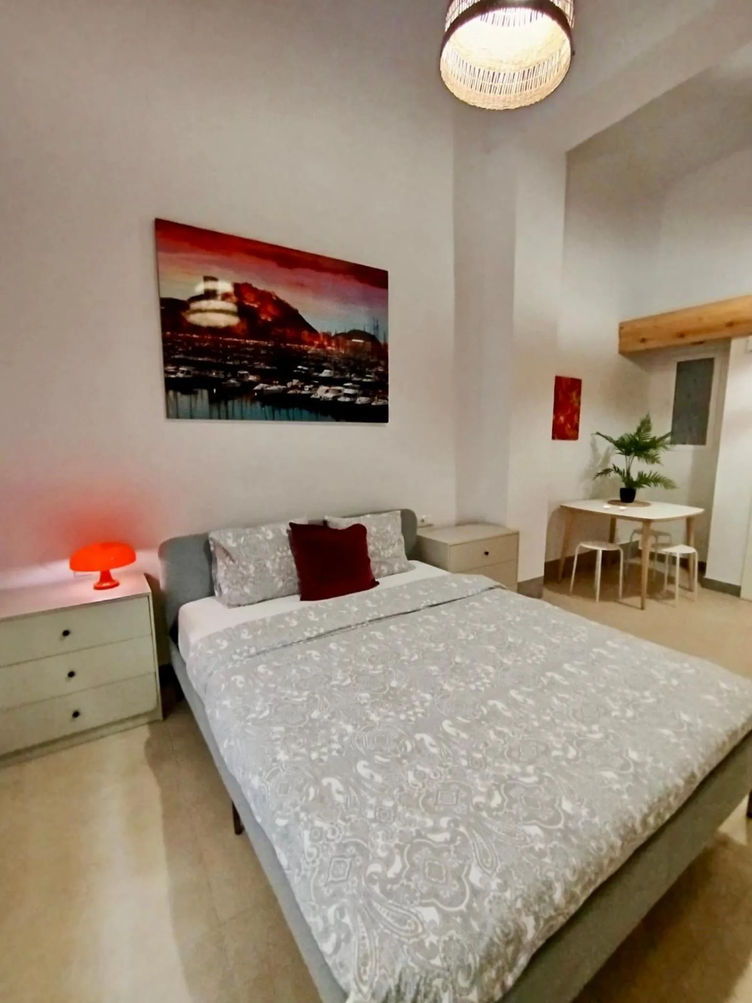 Bed in Soho Boho Apartments - with sunny rooftop terrace and fiber optic internet