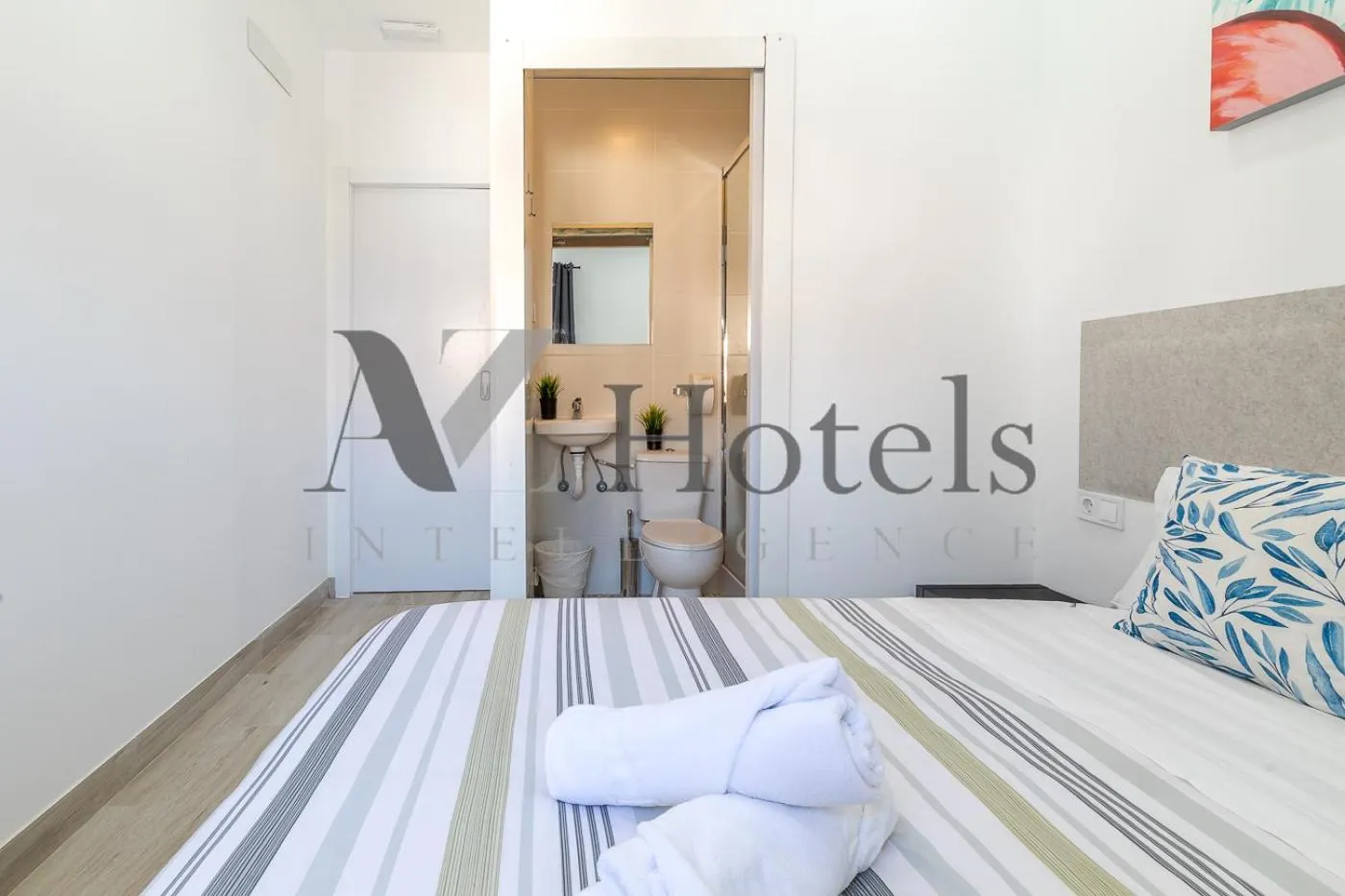 Decorative detail, Bed in AYZ Silvela - Auto check-in property