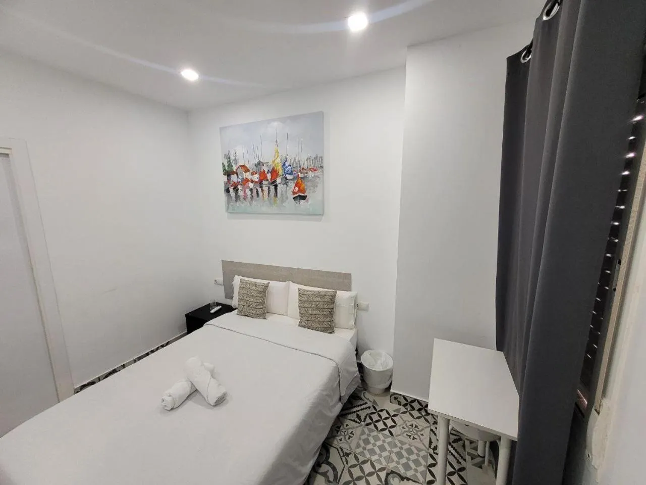 Bed in AYZ Silvela - Auto check-in property