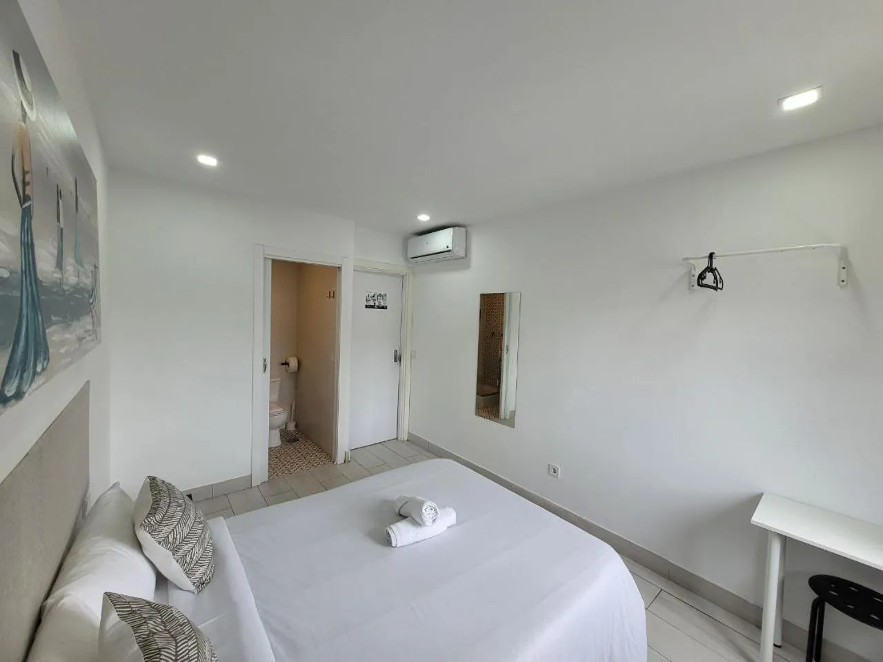 Bed in AYZ Silvela - Auto check-in property