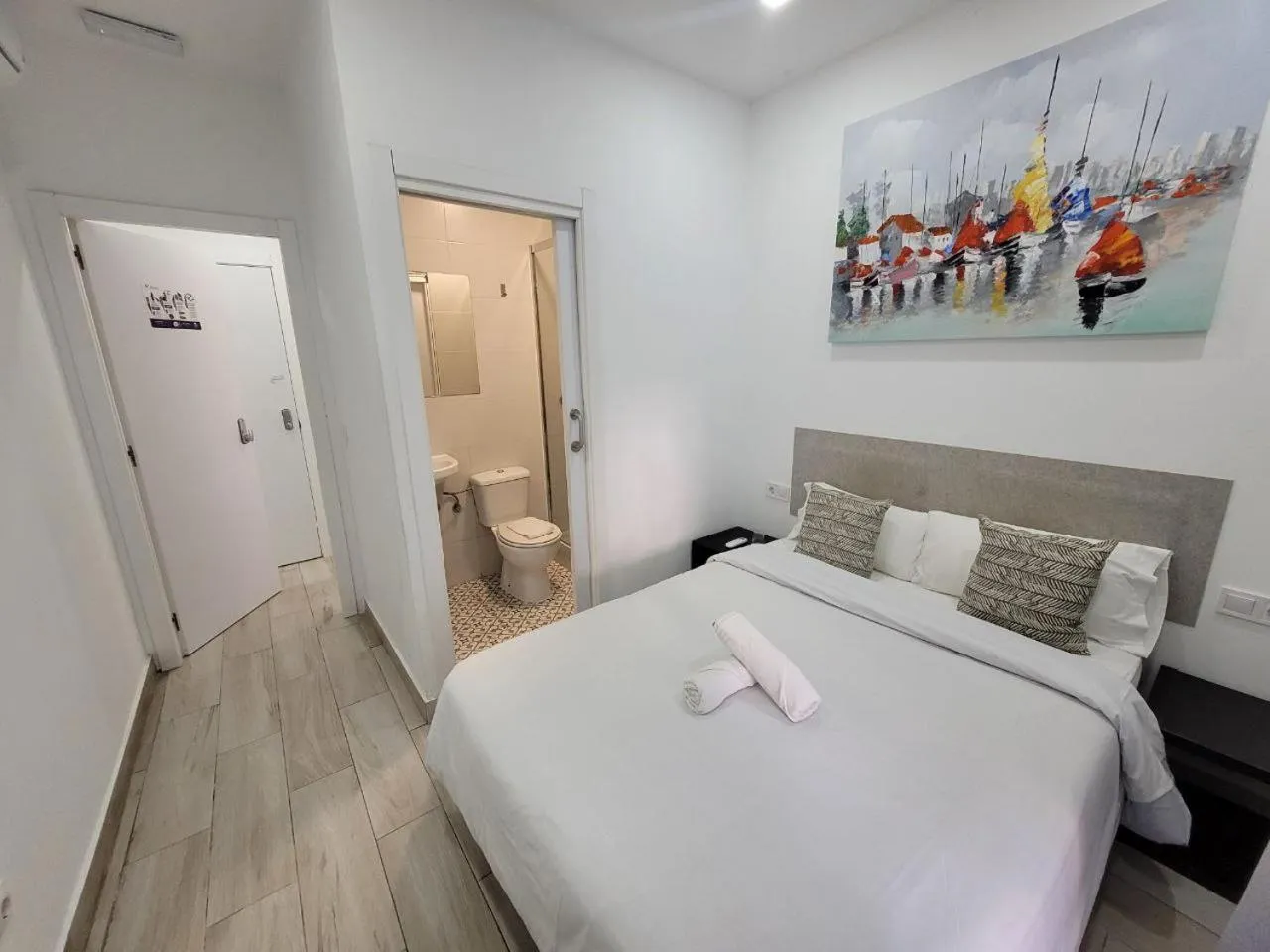 Bed in AYZ Silvela - Auto check-in property