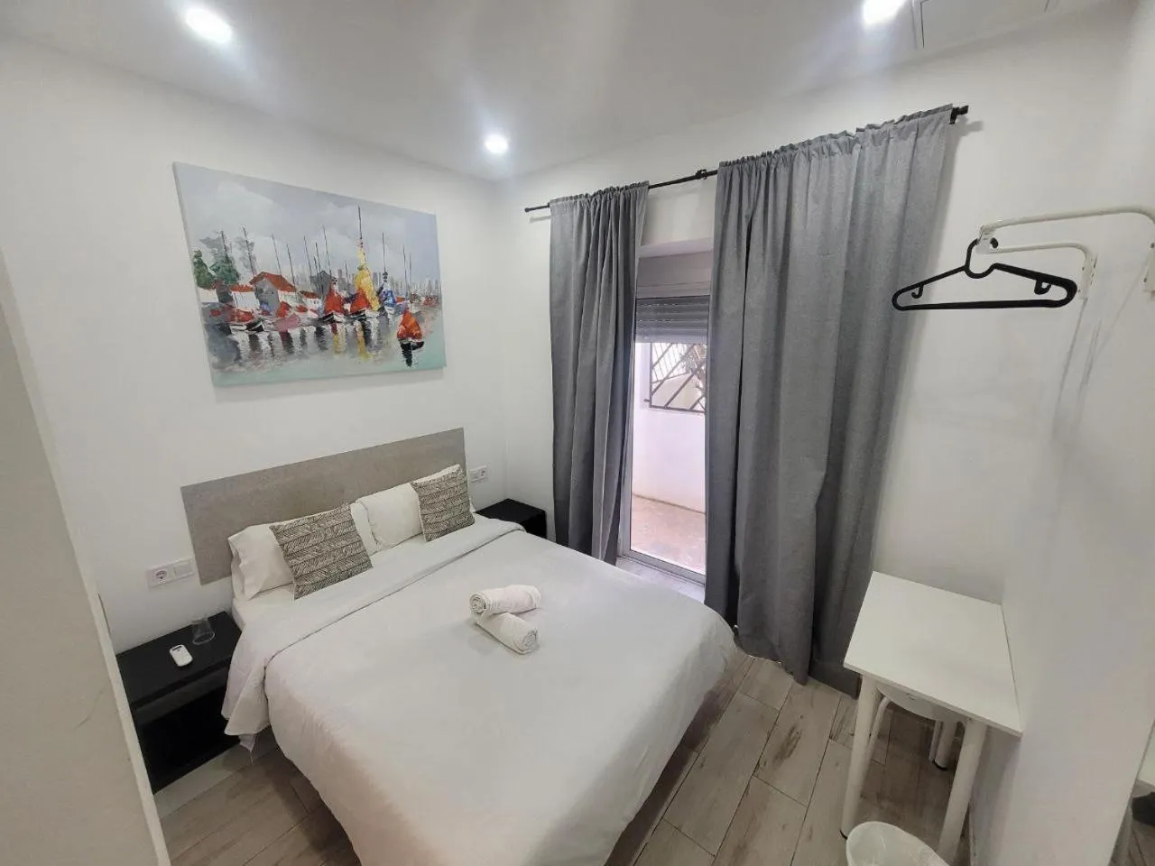 Bed in AYZ Silvela - Auto check-in property