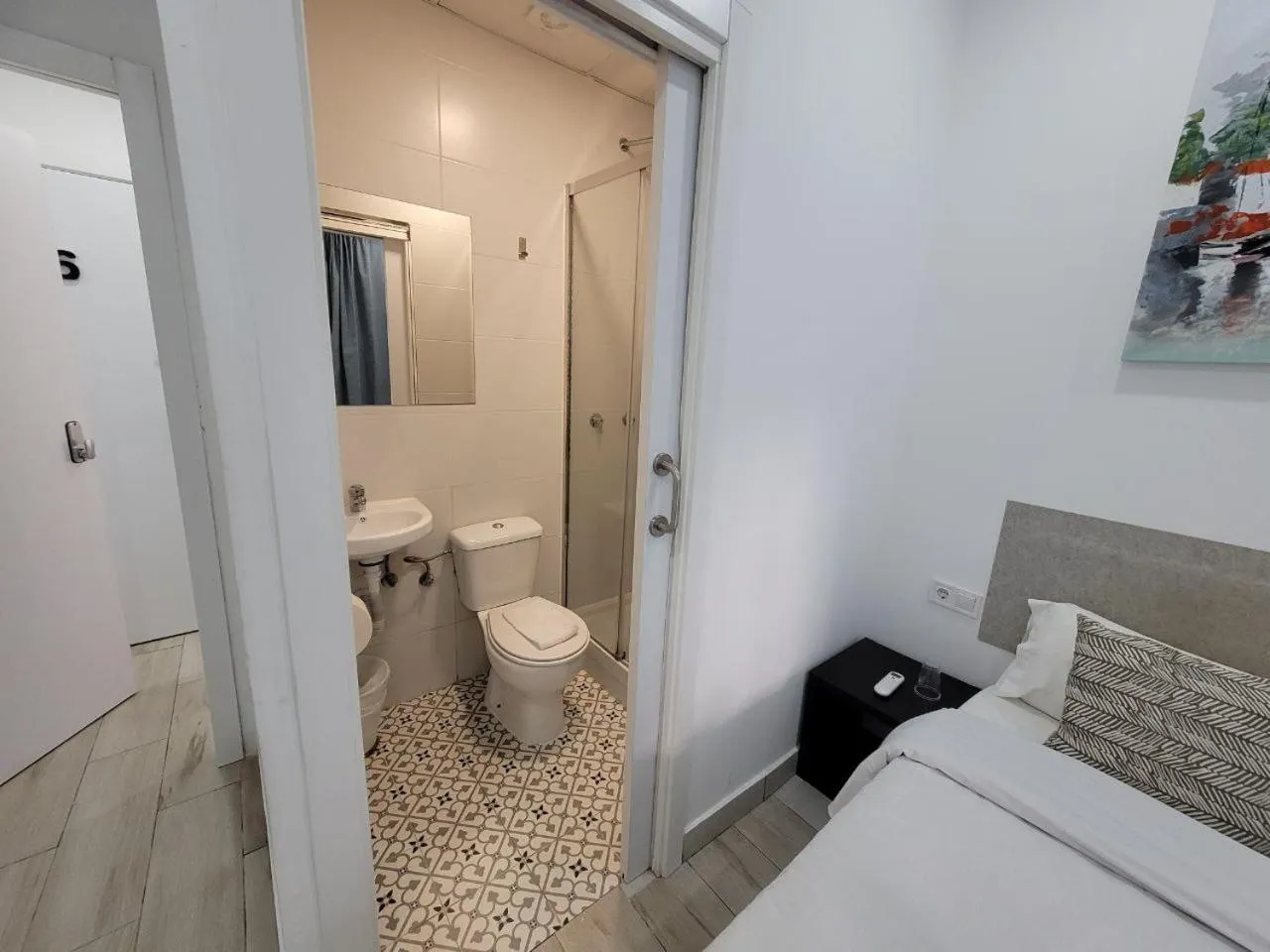 Bed in AYZ Silvela - Auto check-in property