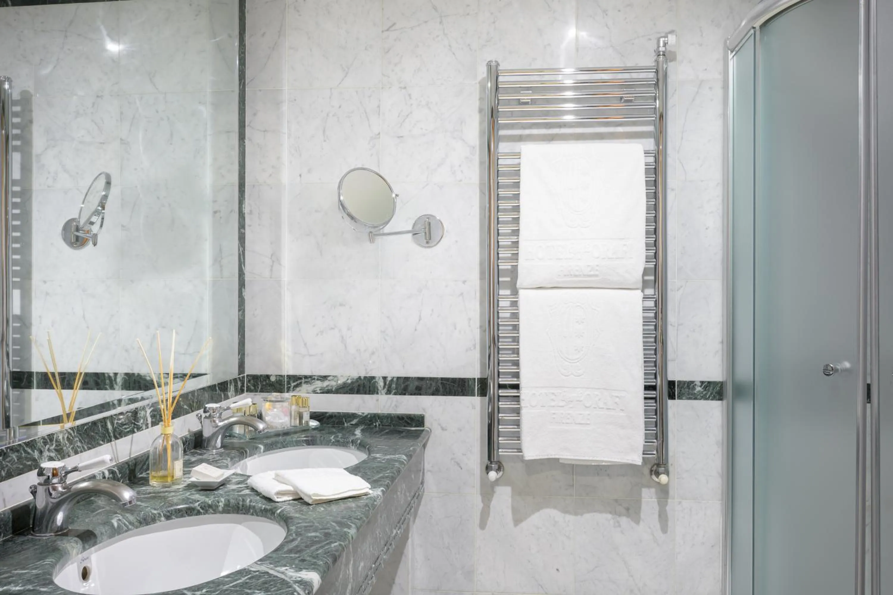 Bathroom in Hotel degli Orafi