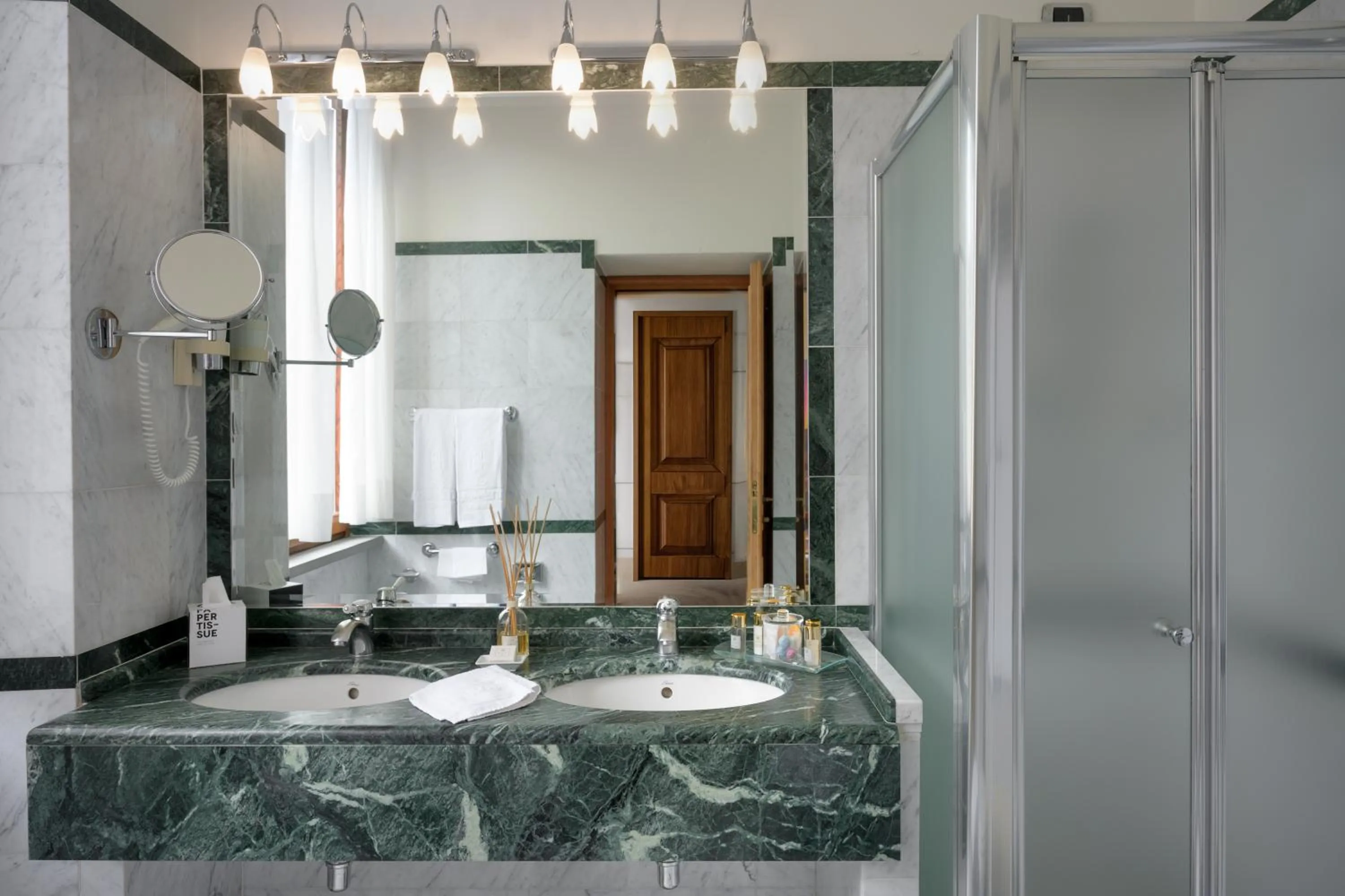 Bathroom in Hotel degli Orafi