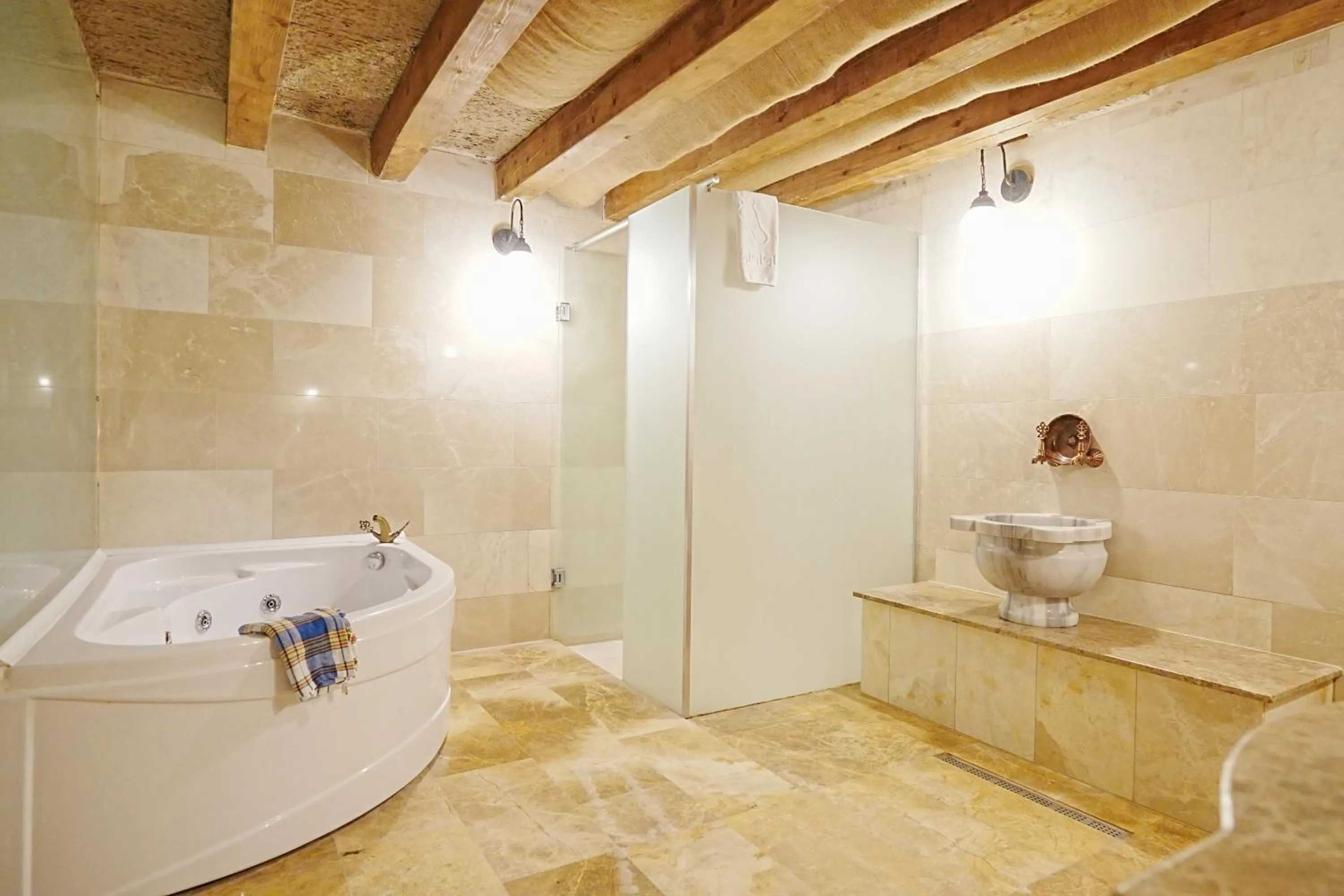 Hot Tub in Kayra Cave Suites