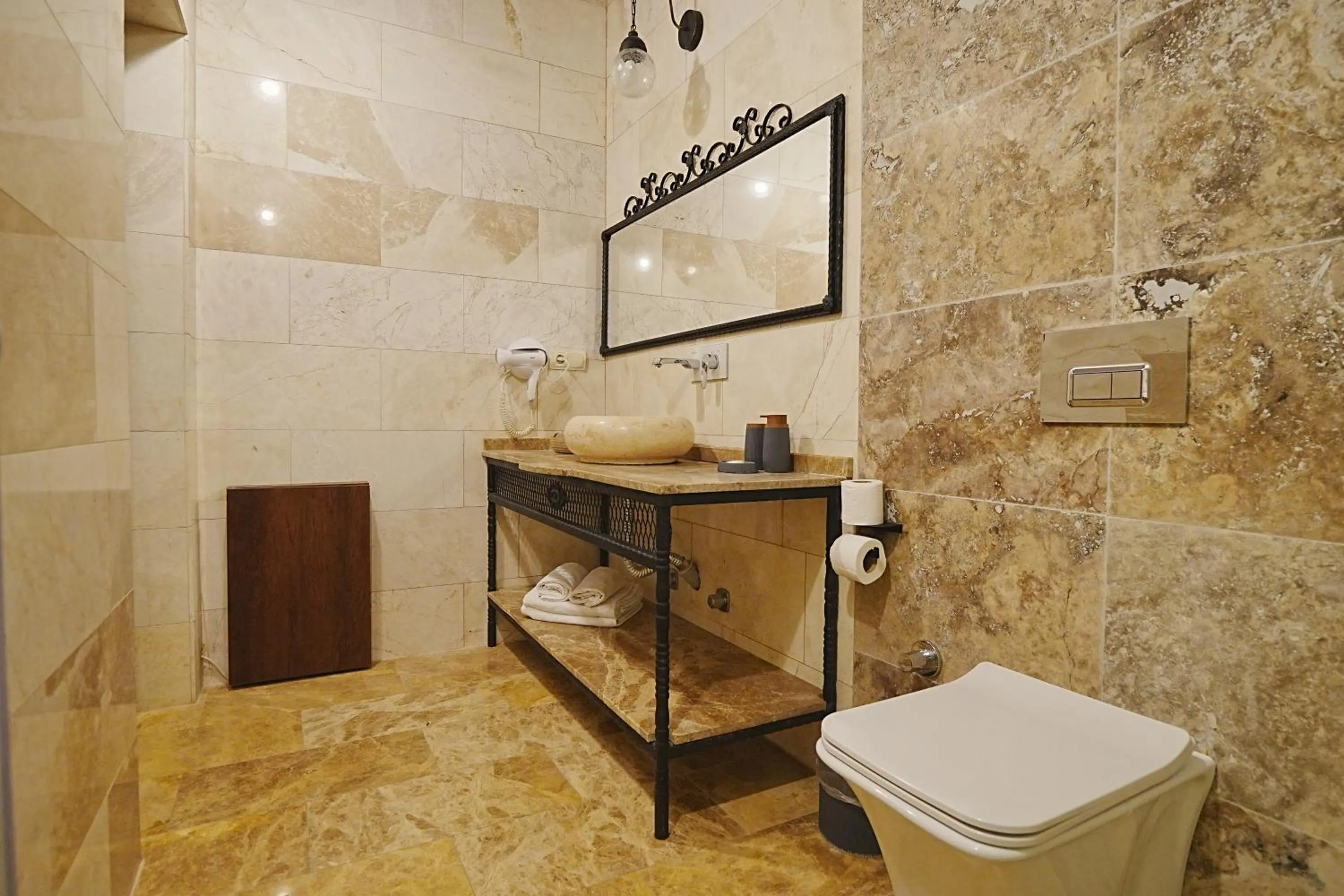 Toilet in Kayra Cave Suites