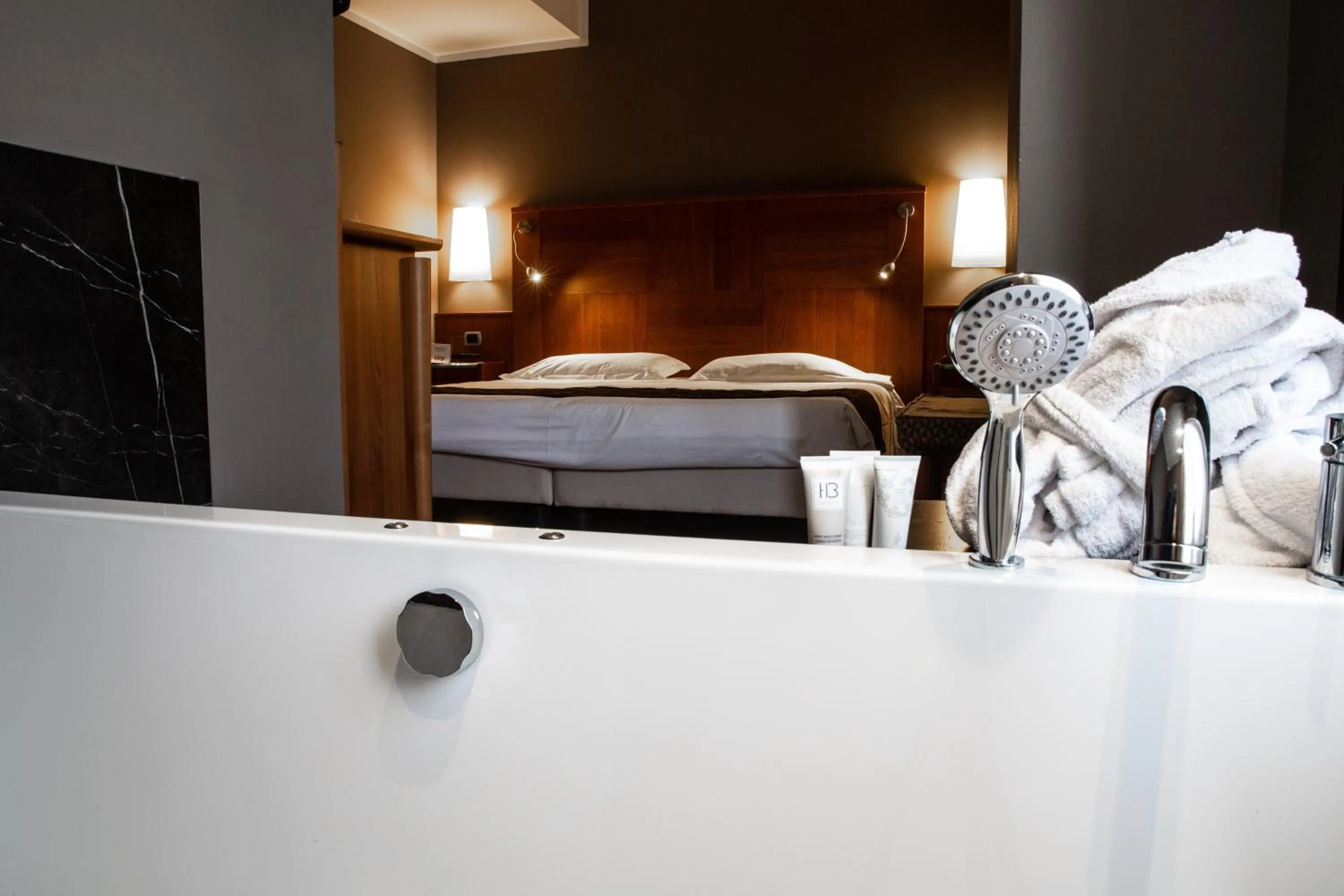 Hot Tub, Bed in Hotel Master