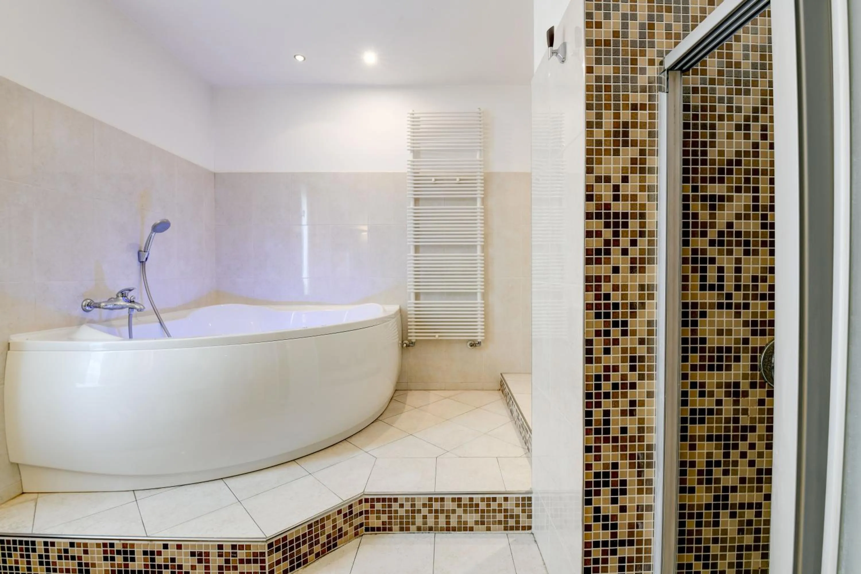 Hot Tub in Hotel Master