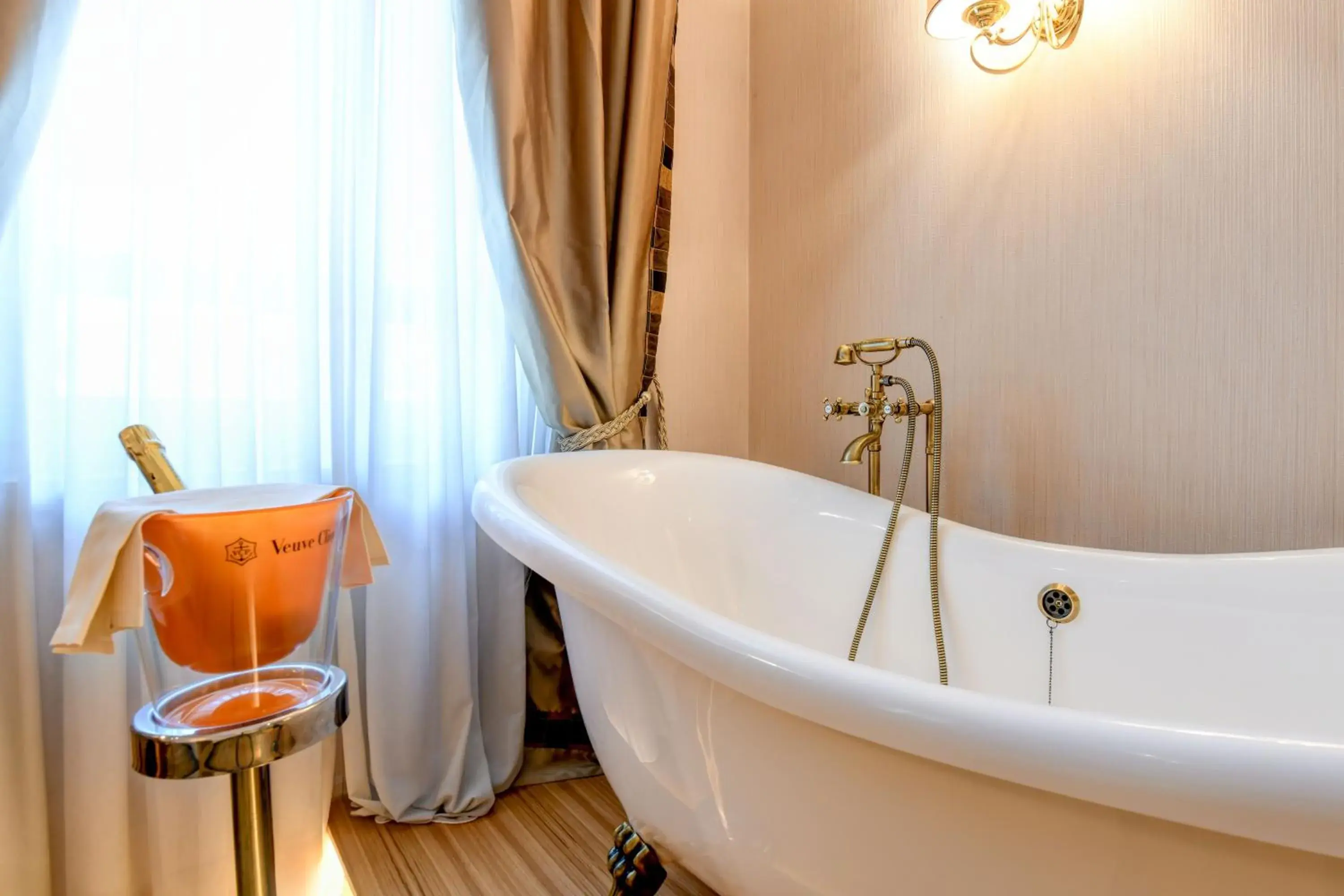 Deluxe Double Room with Bath in Hotel Master Deluxe Double Room with Bath in Hotel Master