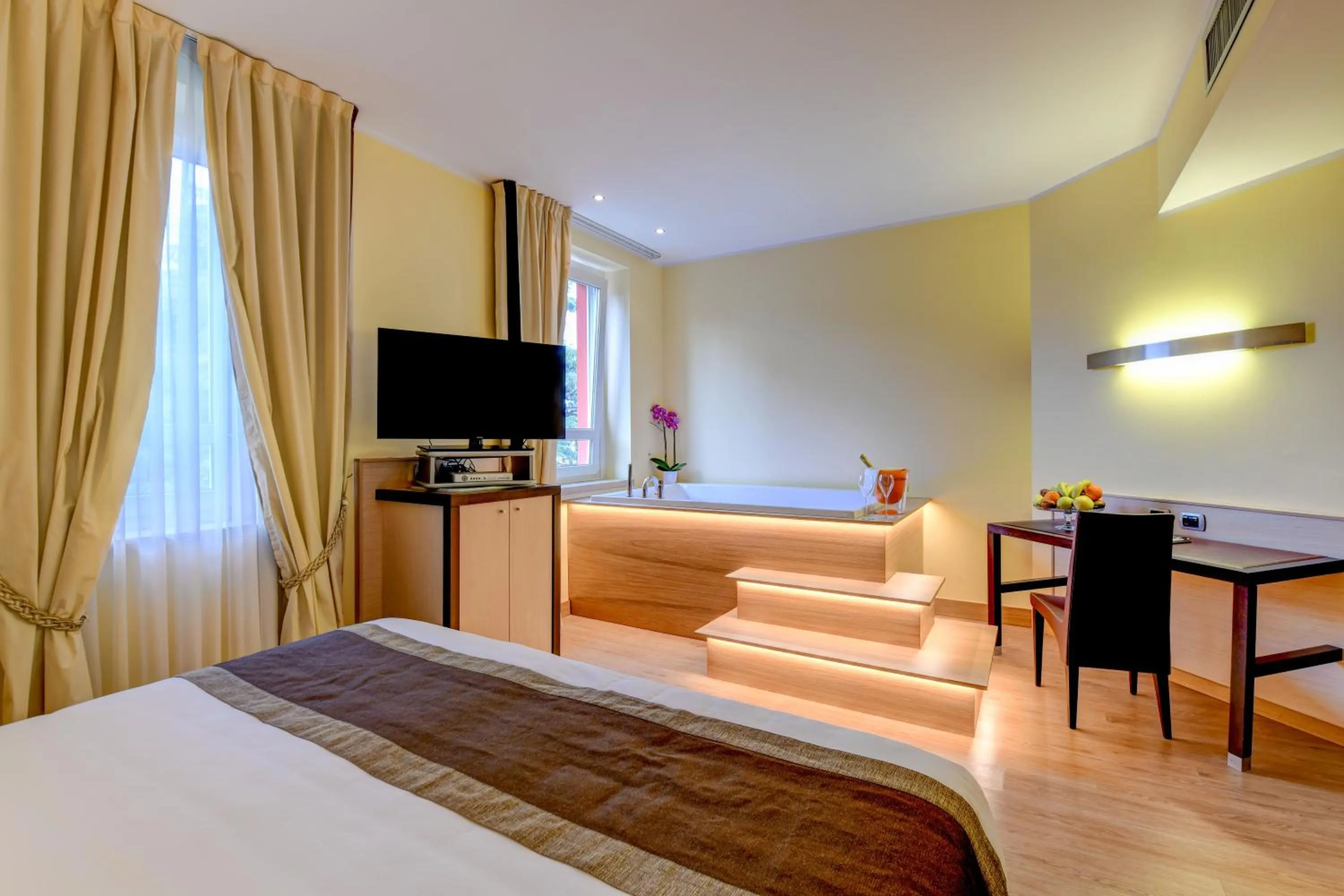 Hot Tub, Bed in Hotel Master