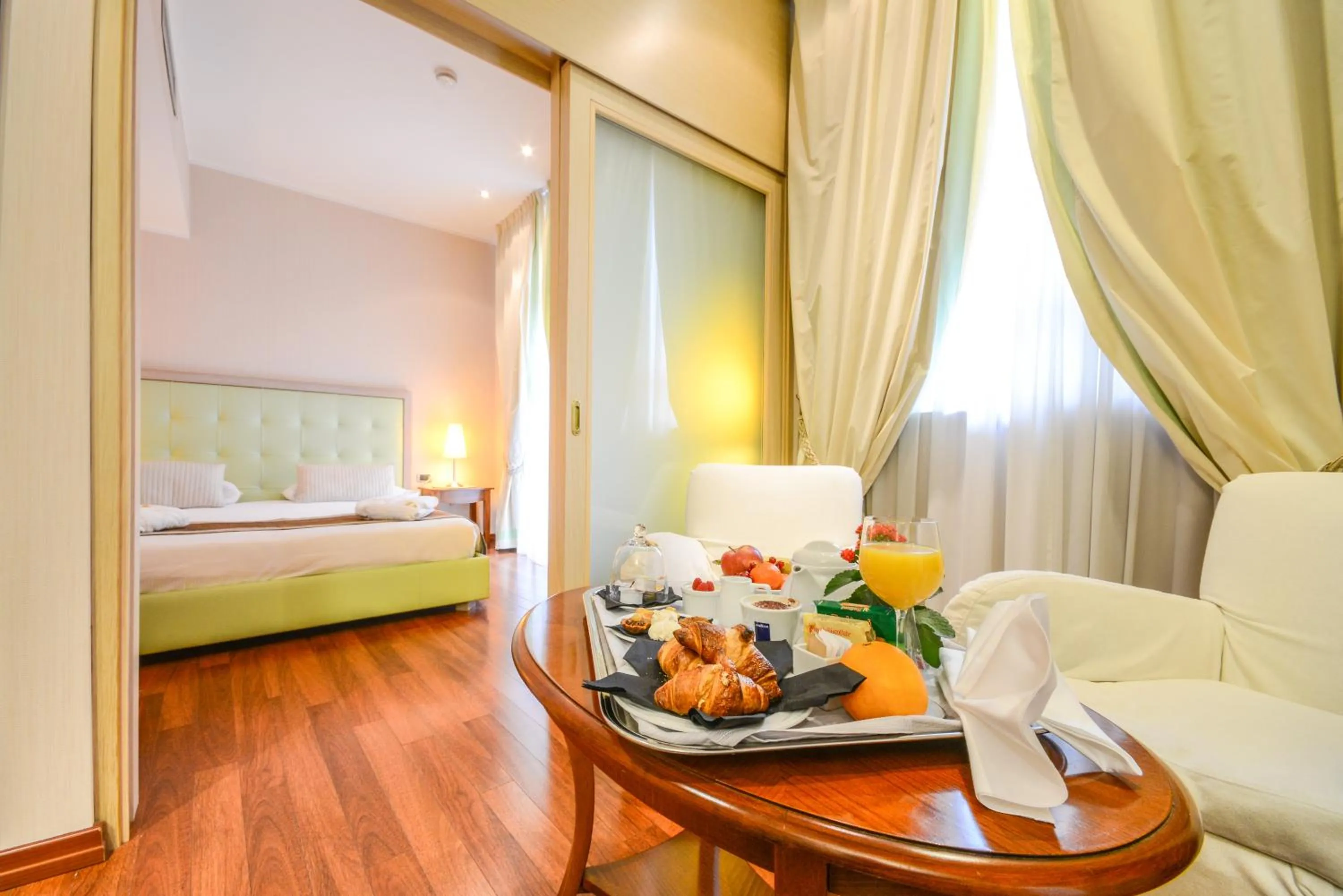 Living room, Bed in Hotel Master