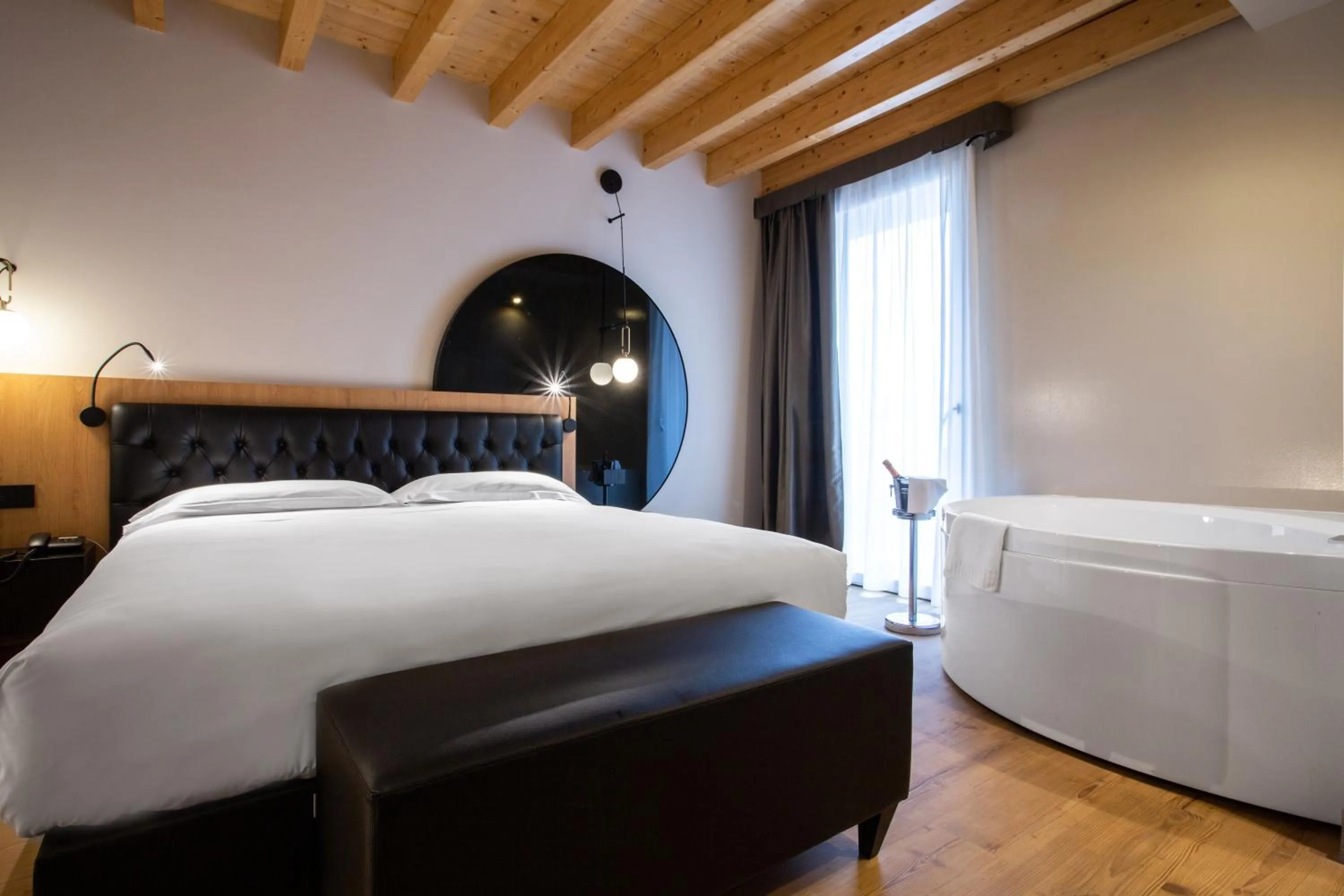 Hot Tub, Bed in Hotel Master