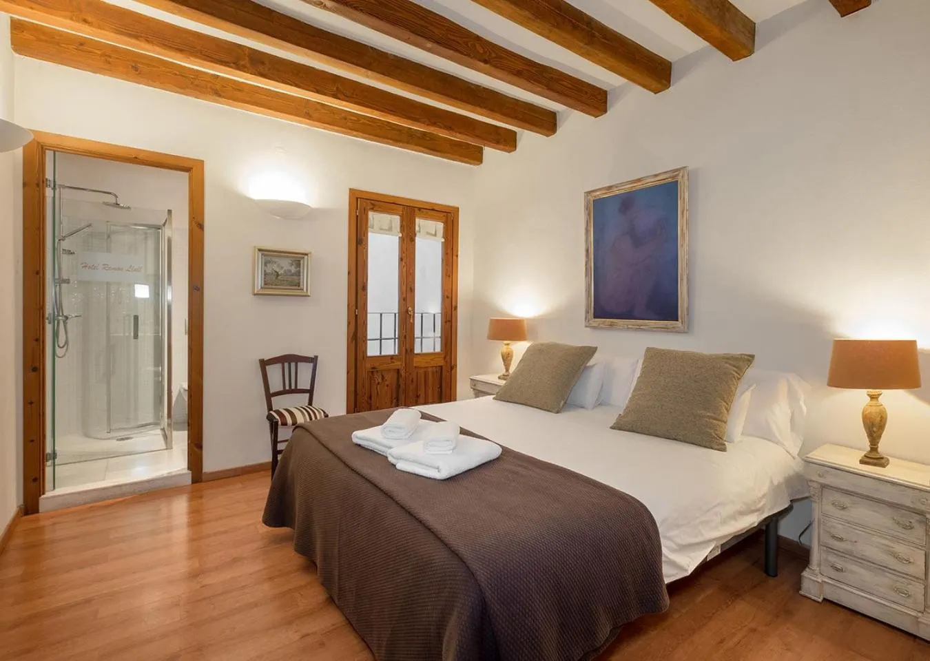 Photo of the whole room, Bed in Ramón Llull House