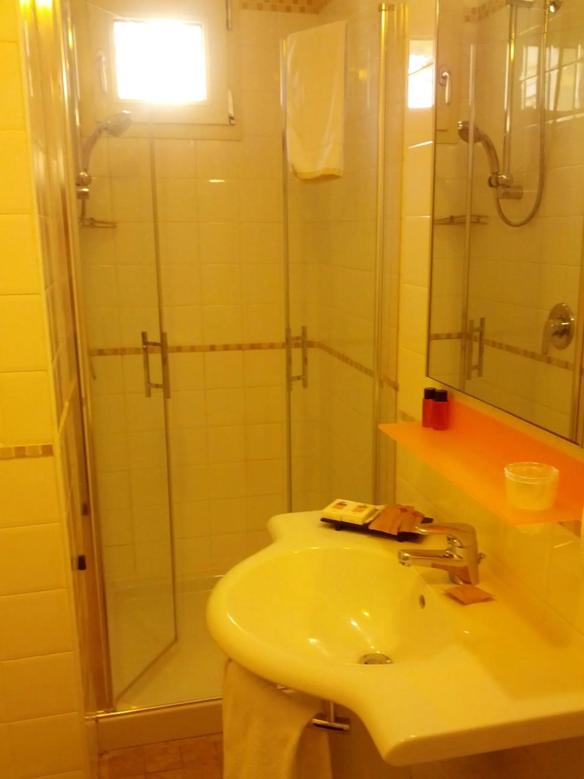 Bathroom in JR Resort Logos Forte dei Marmi