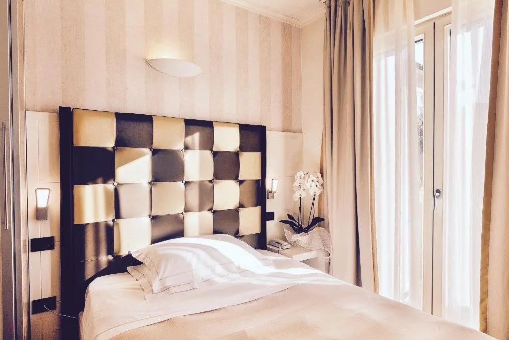 Bed in JR Resort Logos Forte dei Marmi