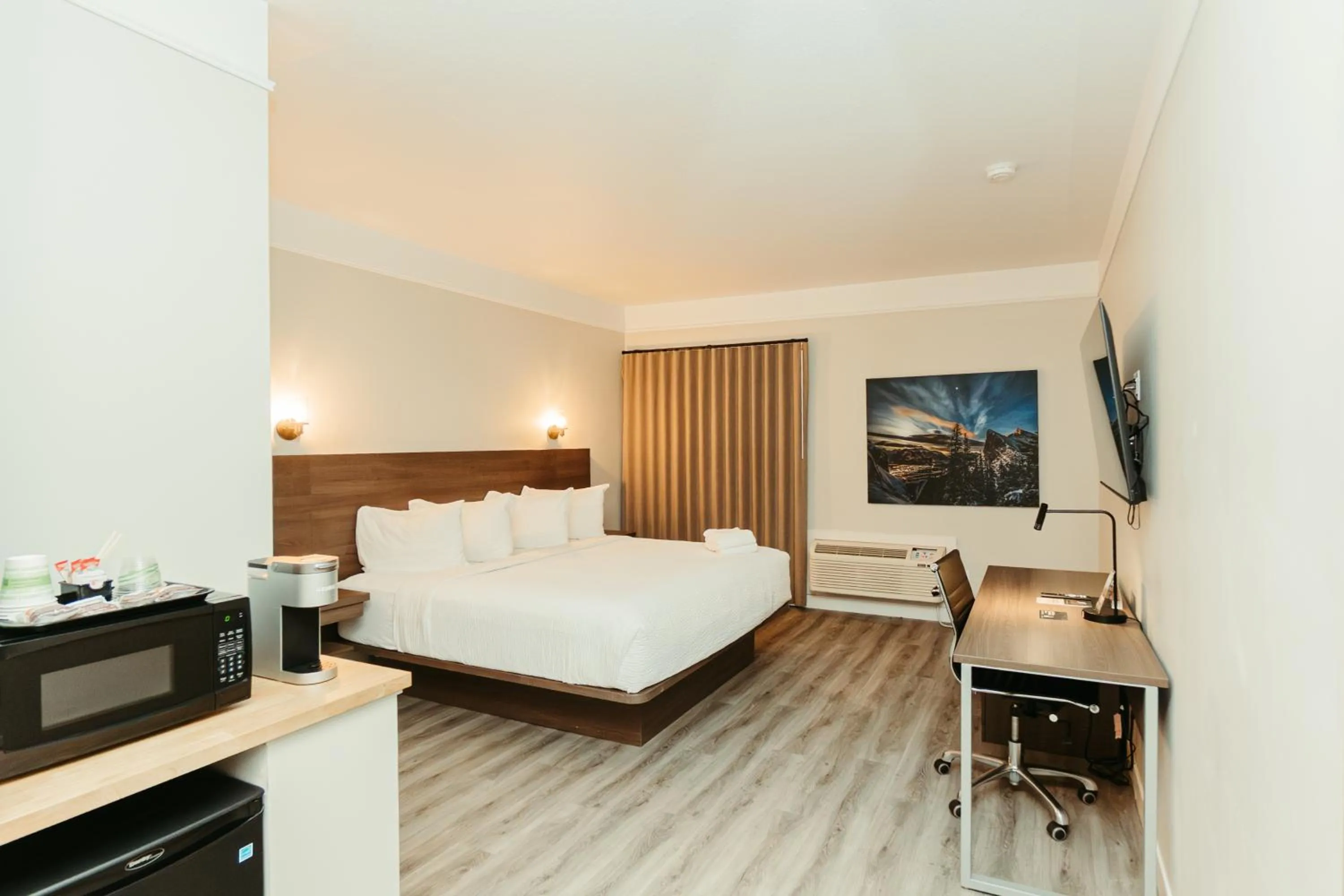 Bedroom, Bed in Northwinds Hotel Canmore