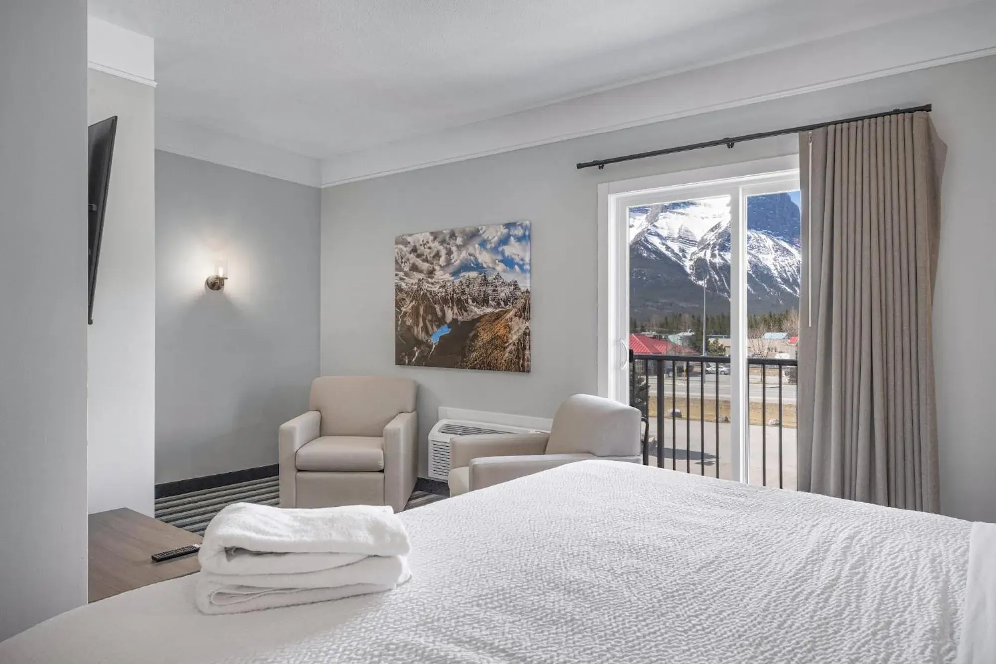 King Room - Pet Friendly in Northwinds Hotel Canmore King Room - Pet Friendly in Northwinds Hotel Canmore