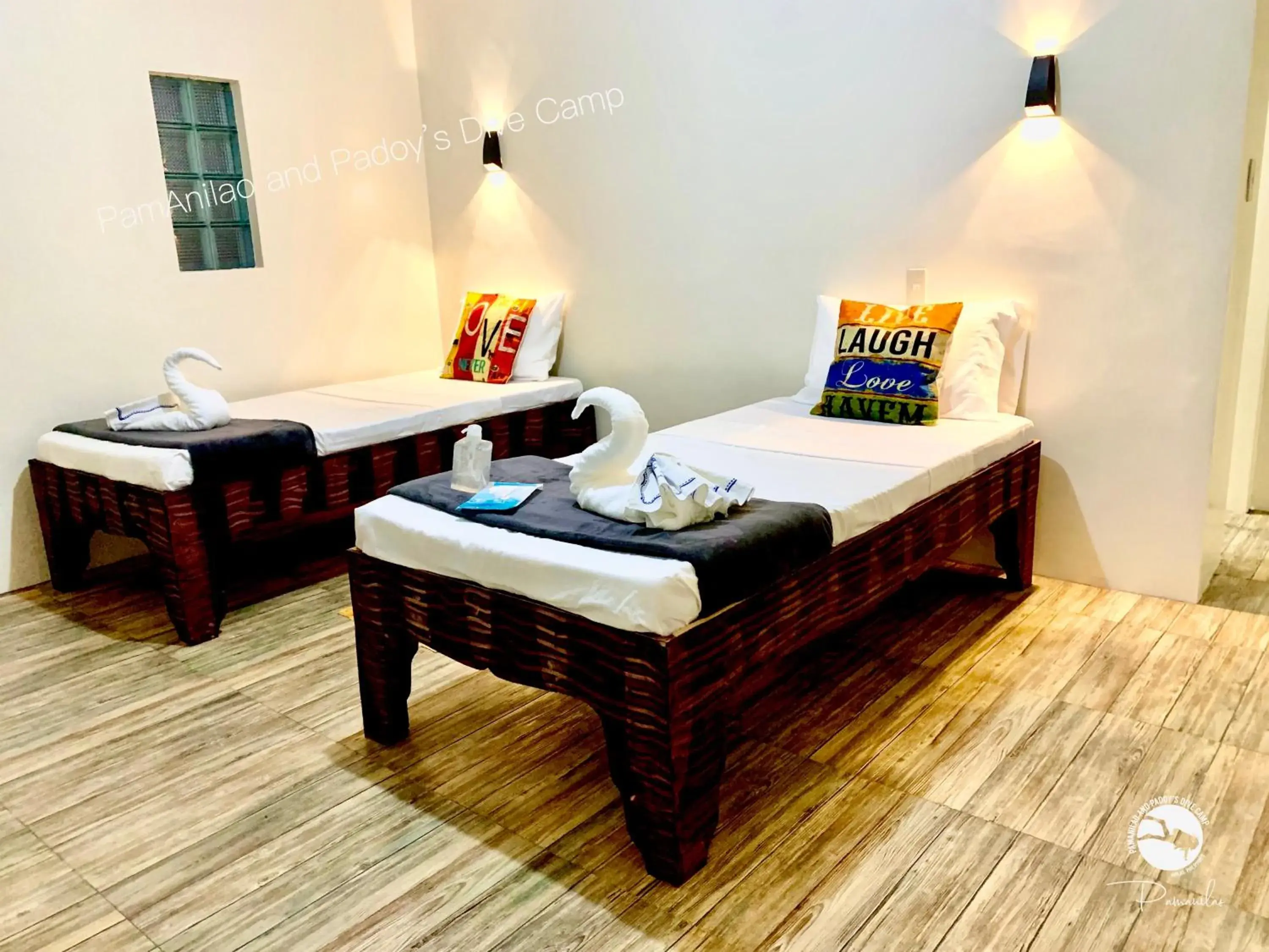 Deluxe Twin Room in PamAnilao and Padoy's Dive Camp Deluxe Twin Room in PamAnilao and Padoy's Dive Camp