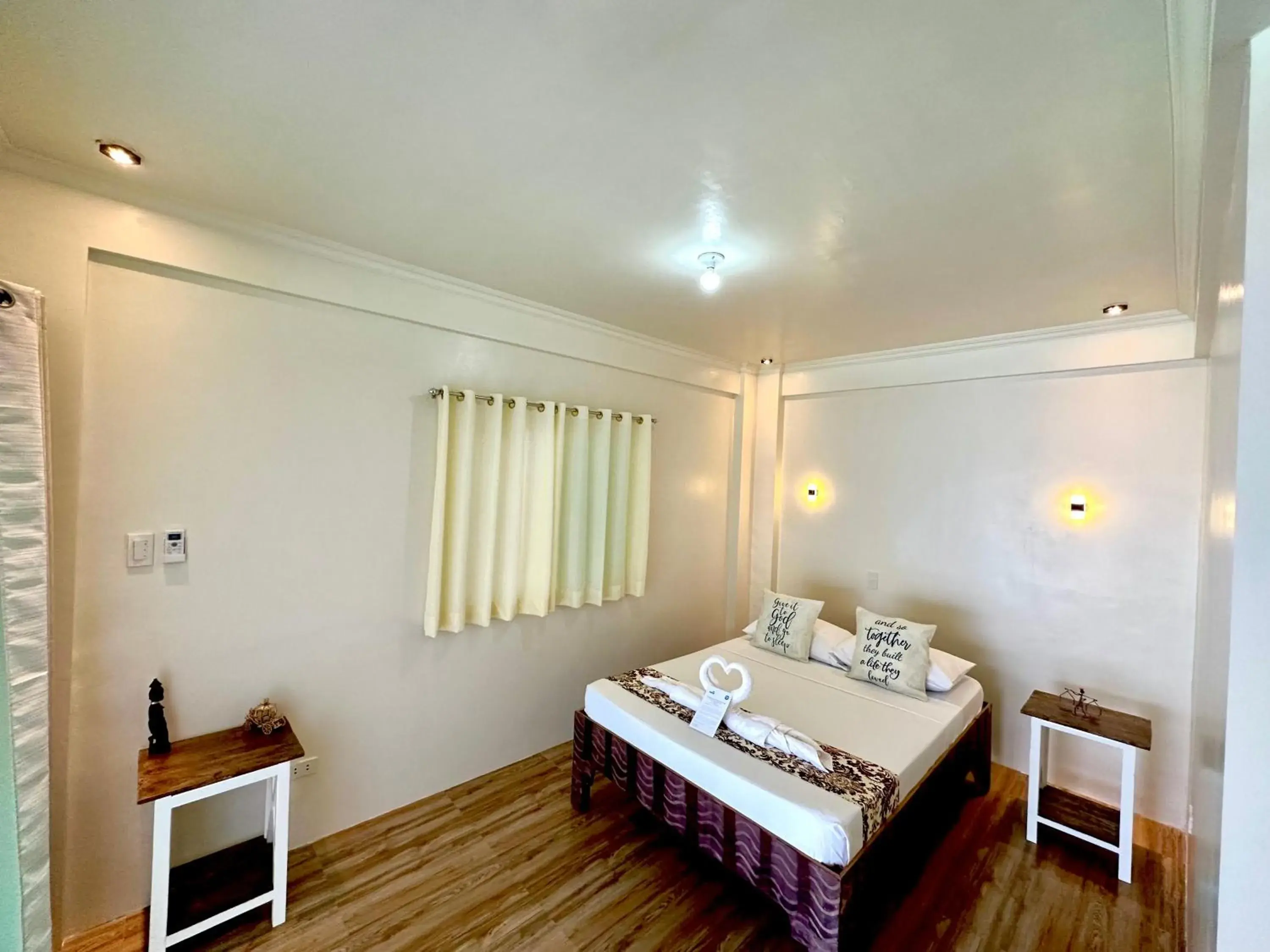 Deluxe Double or Twin Room with Balcony in PamAnilao and Padoy's Dive Camp Deluxe Double or Twin Room with Balcony in PamAnilao and Padoy's Dive Camp