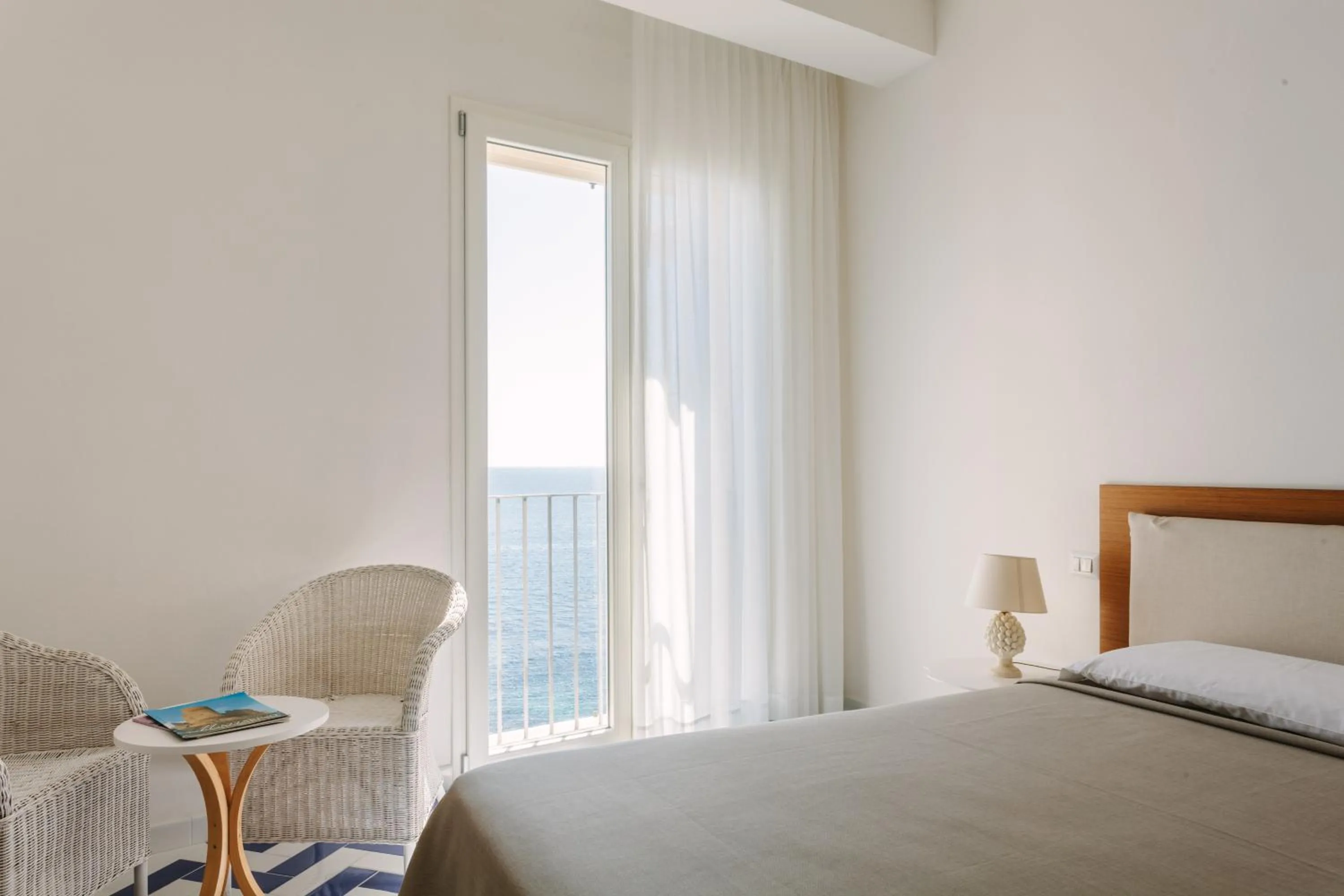 Sea view, Bed in Giuggiulena