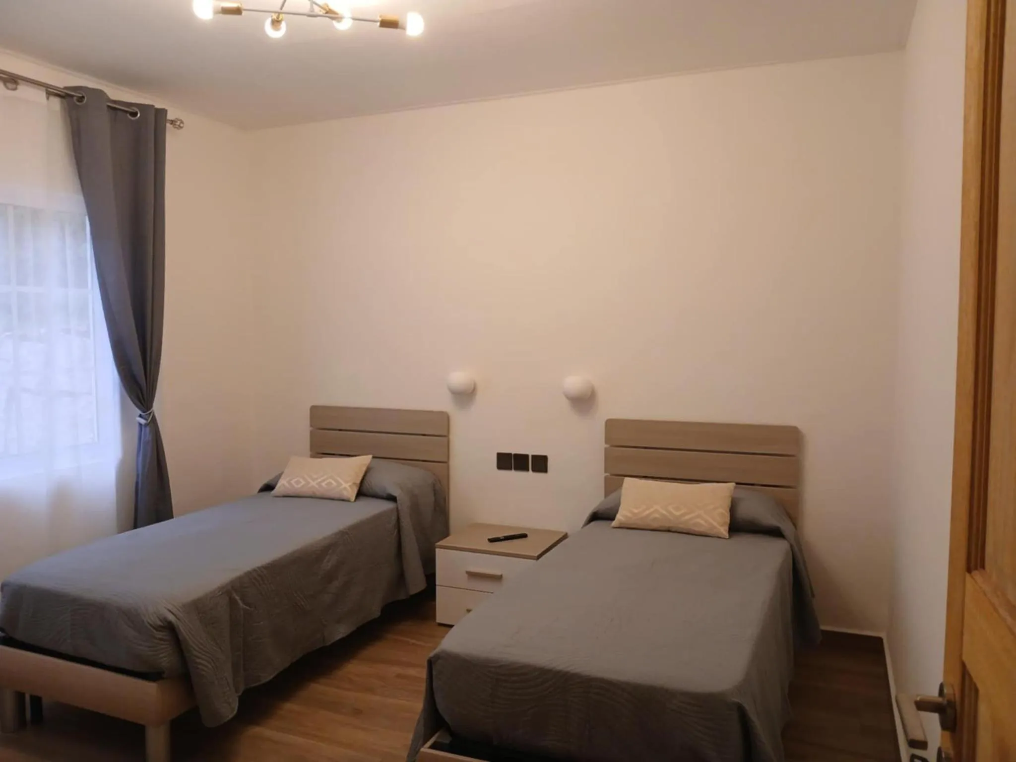 Bedroom, Bed in Mountain View Hotel