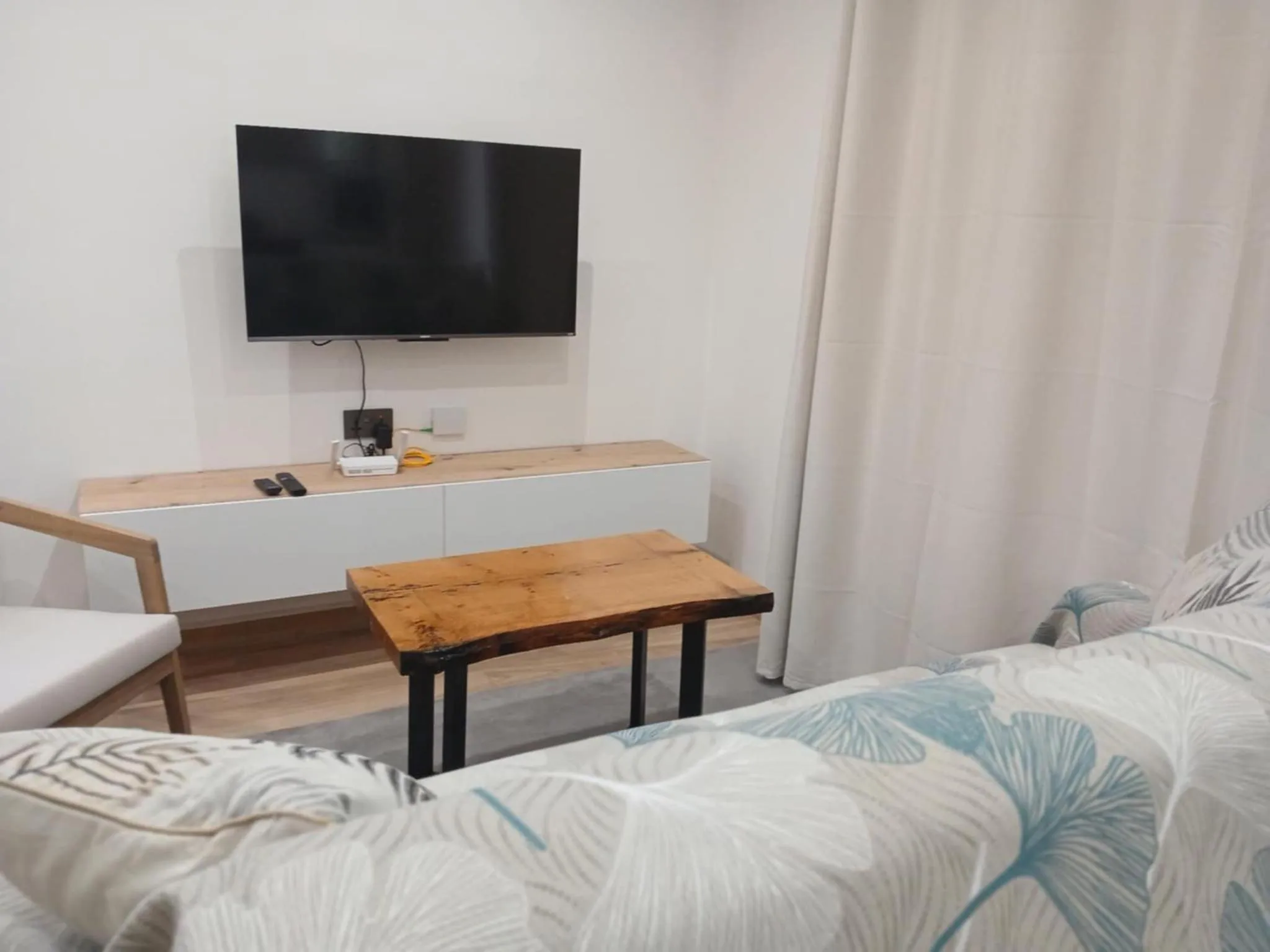 Communal lounge/ TV room, Bed in Mountain View Hotel