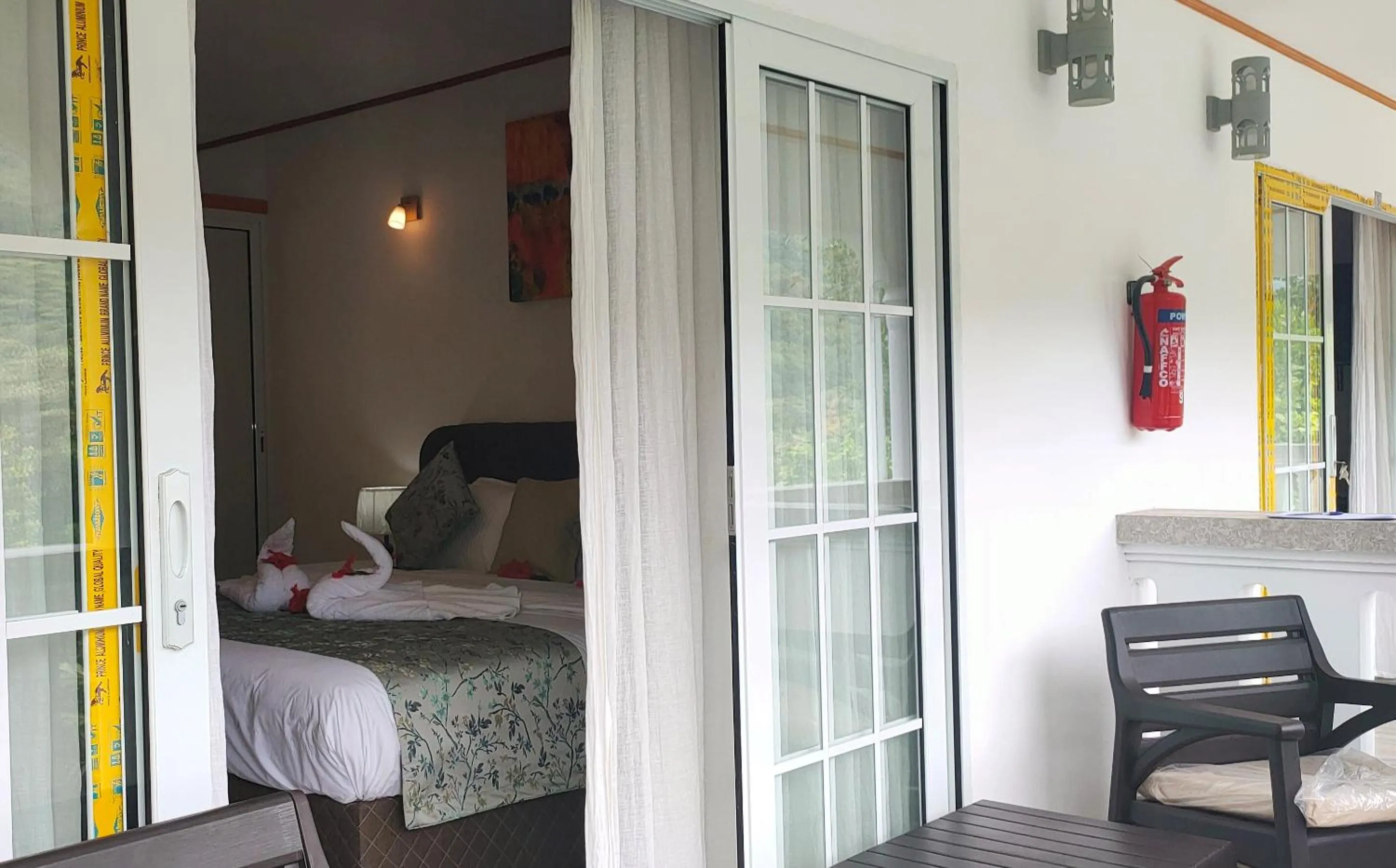 Balcony/Terrace, Bed in Mountain View Hotel