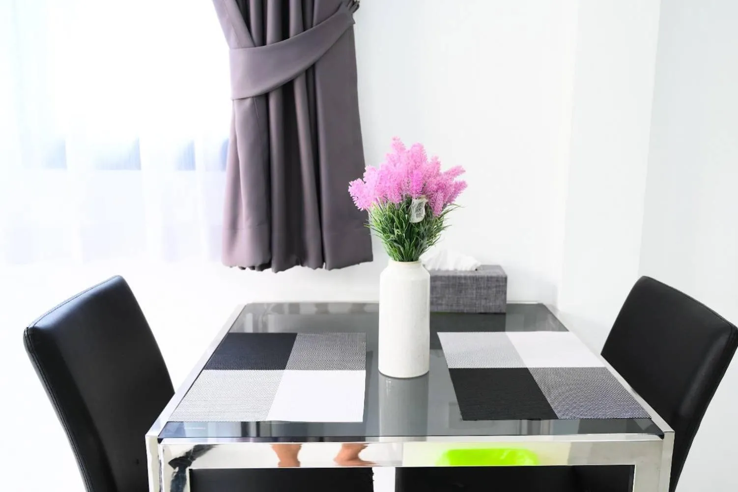 Dining area in Baan Nern Khao Resort Pattaya