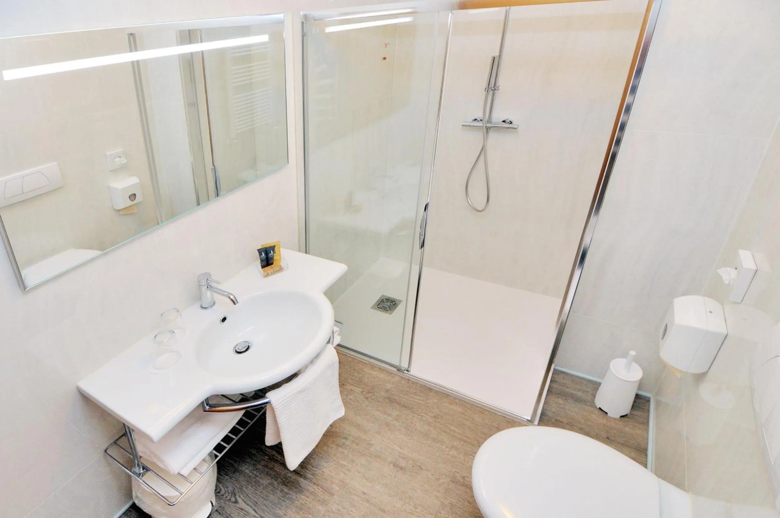 Shower in Eco Hotel Cleofe