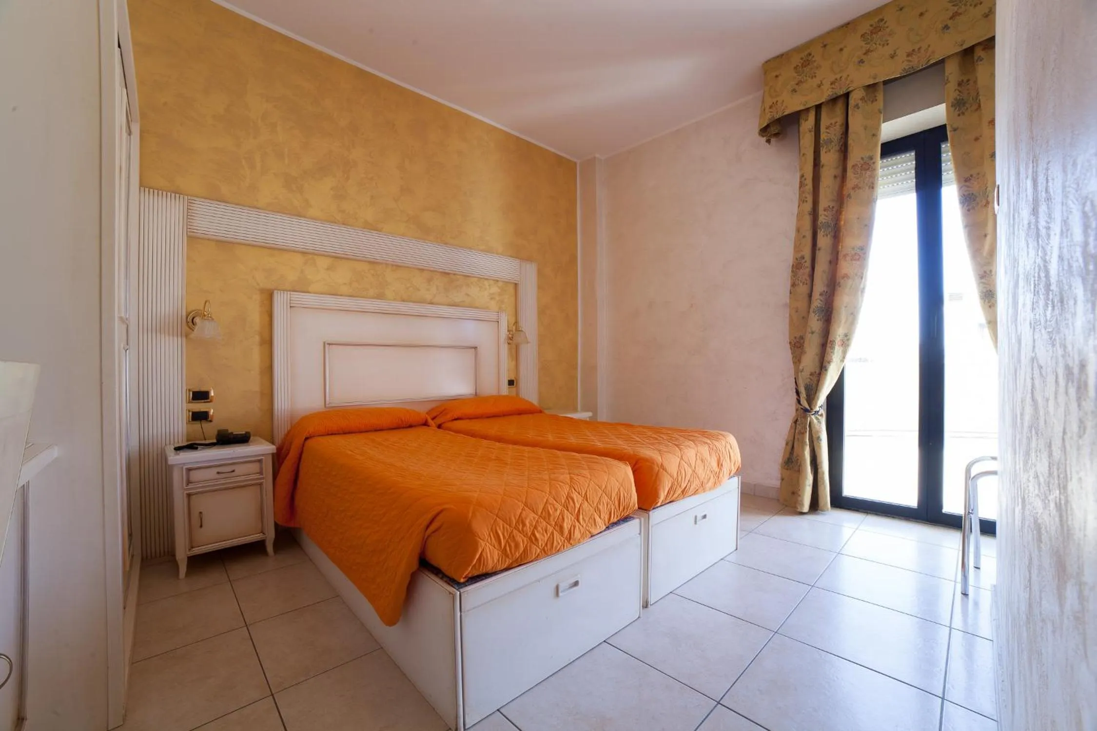 Bedroom, Bed in Hotel Diplomat Palace