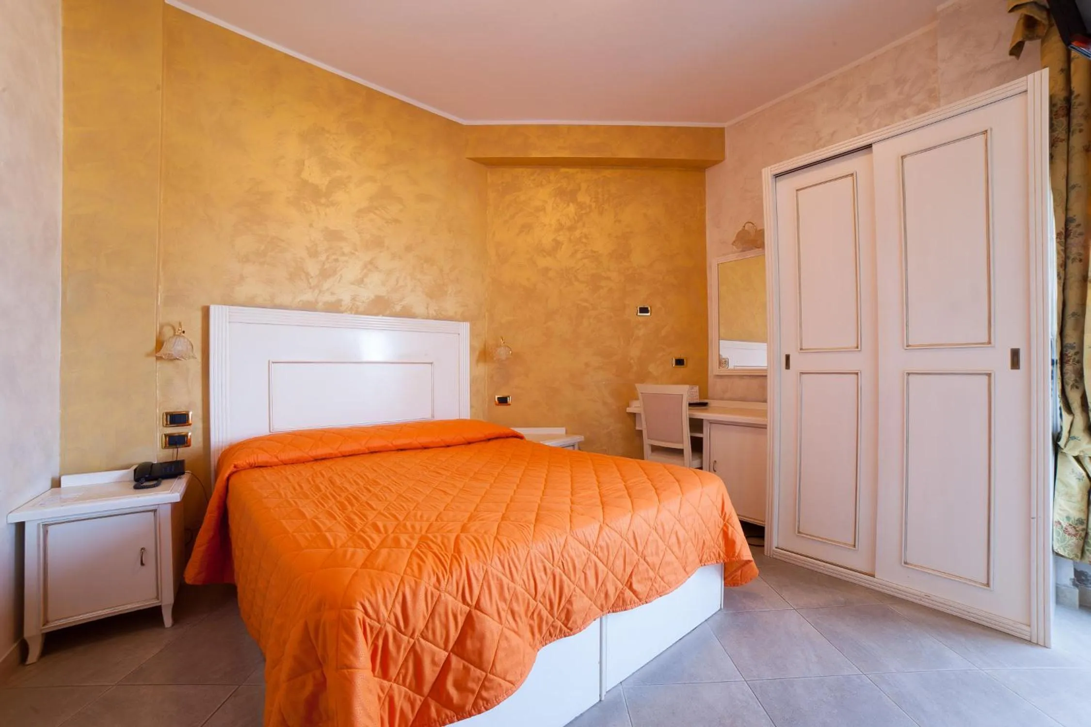 Bedroom, Bed in Hotel Diplomat Palace