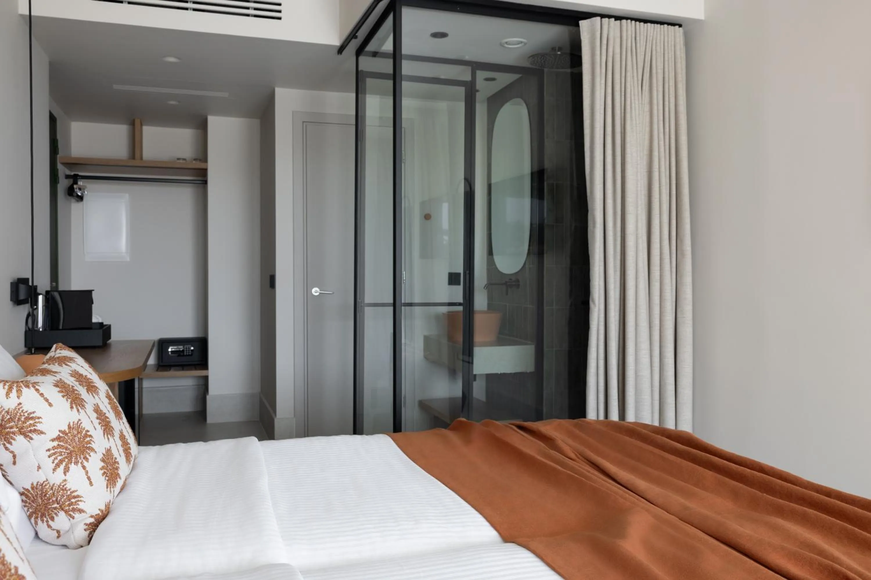 Shower, Bed in Cavo Marelia