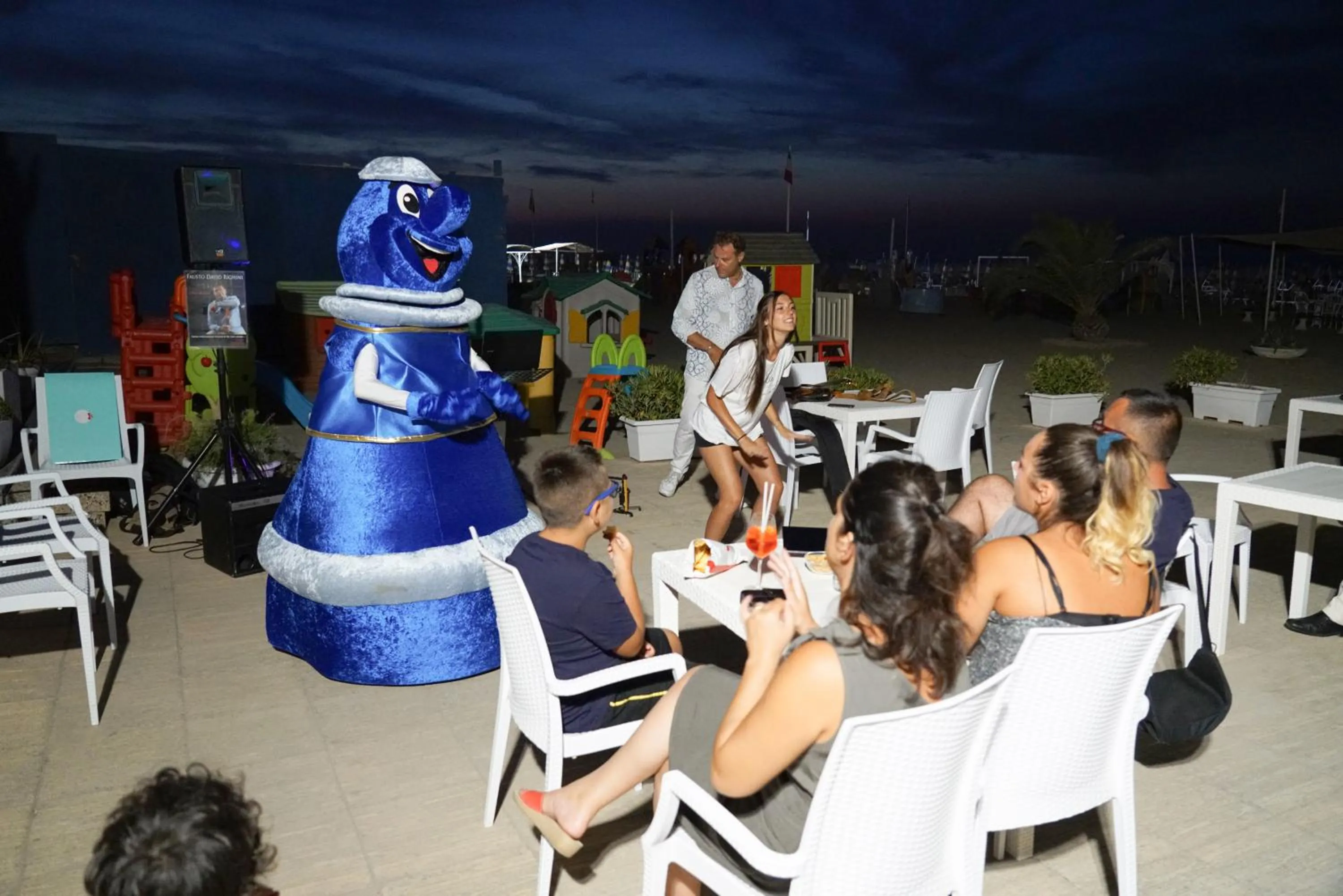 Evening entertainment in Hotel Imperial Beach - Dada Hotels