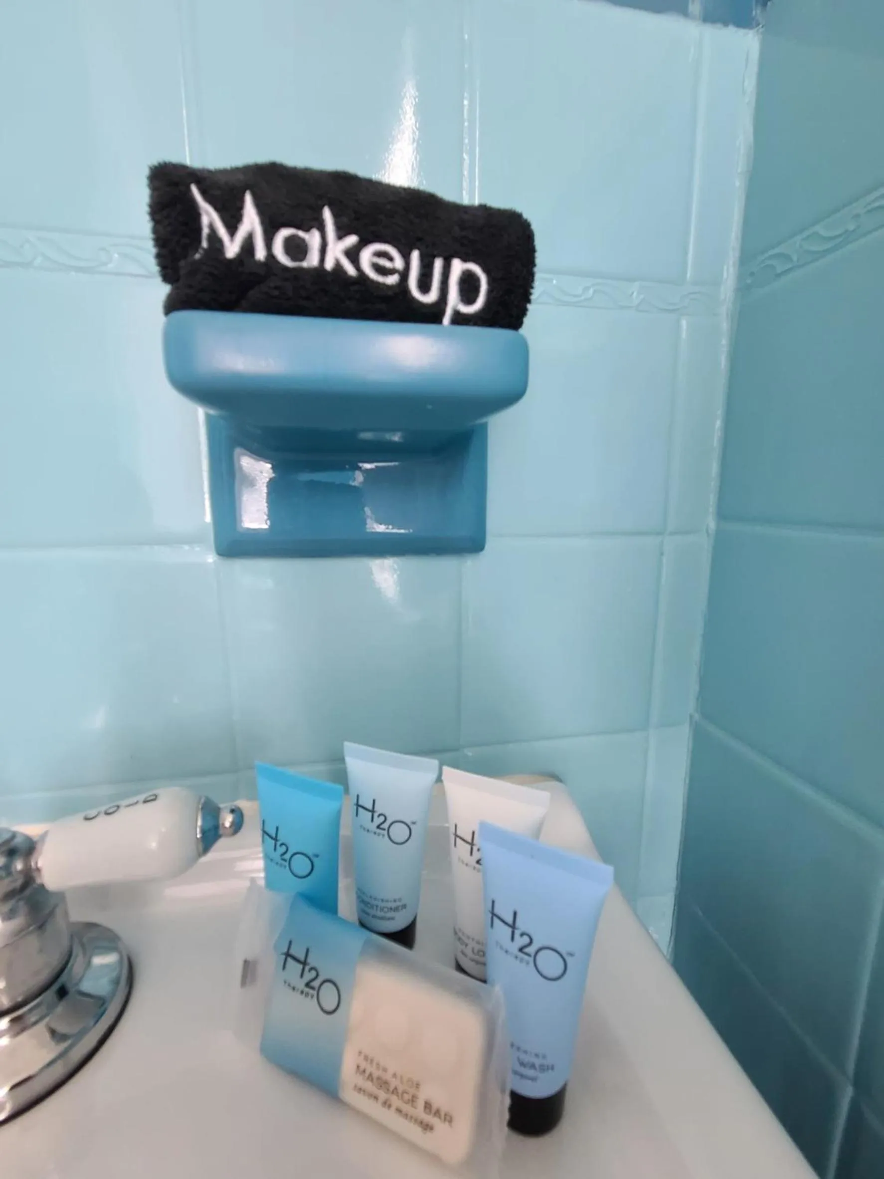 Duval Street Suite overlooking Duval with parking and pool