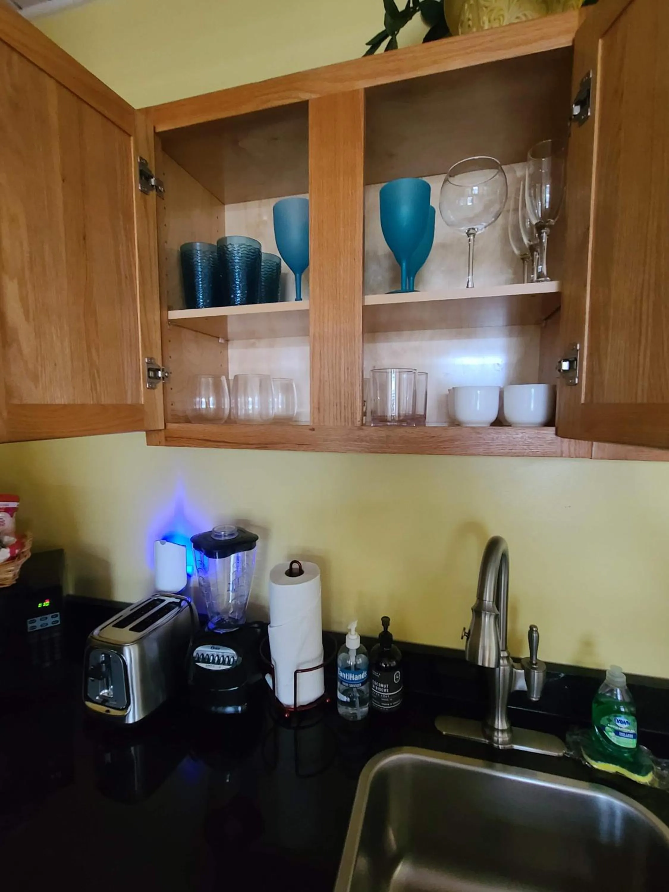 Duval Street Suite overlooking Duval with parking and pool