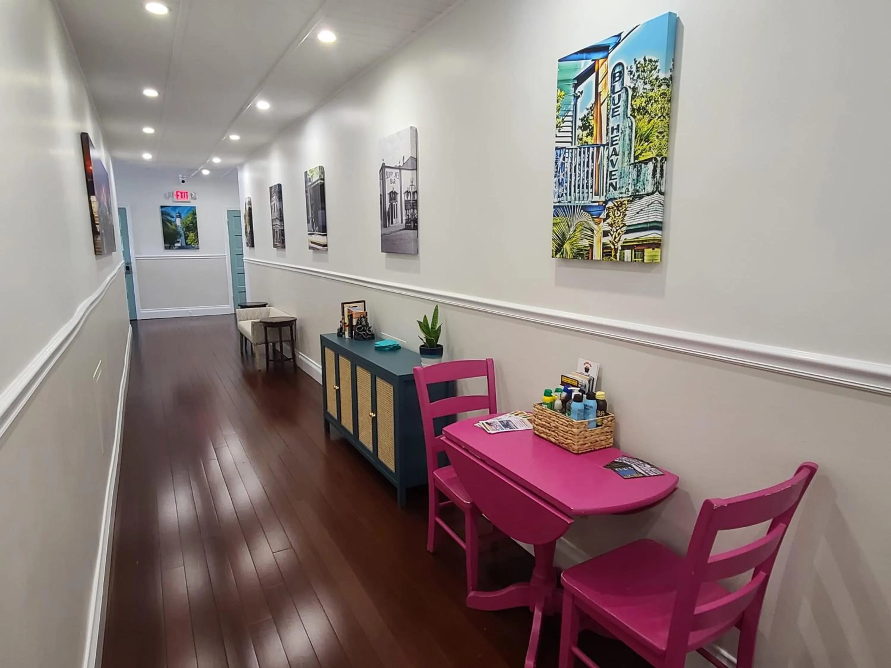 Duval Street Suite overlooking Duval with parking and pool