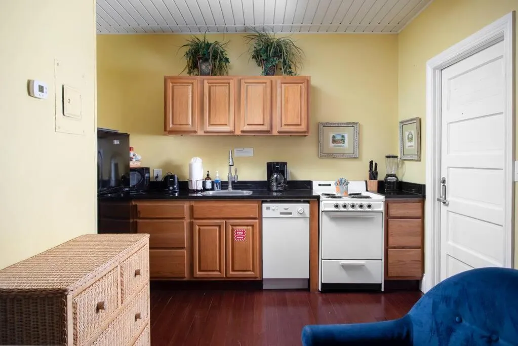 Kitchen or kitchenette in Duval Street Suite overlooking Duval with parking and pool