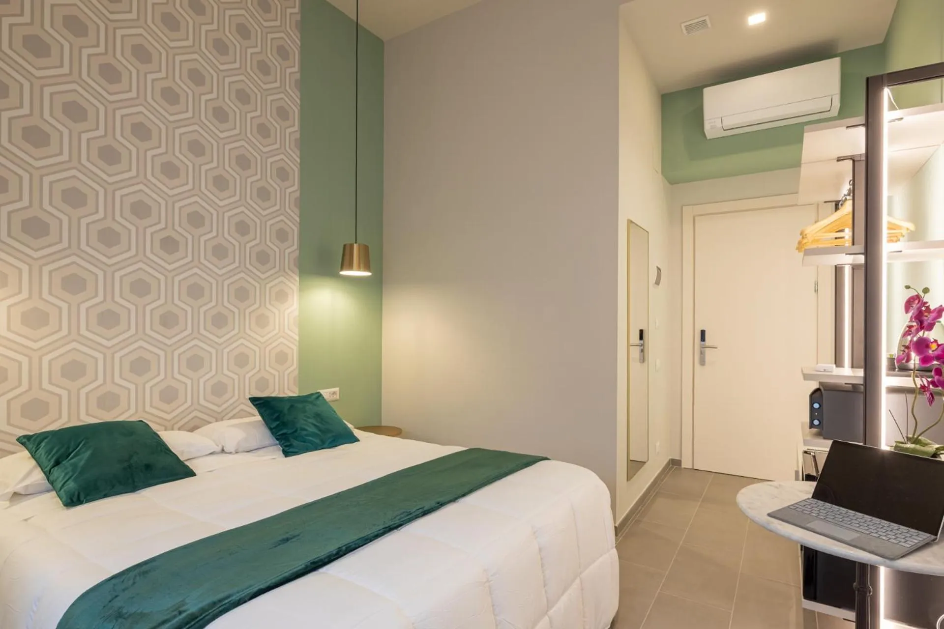 Bedroom, Bed in New Morpheus Rooms