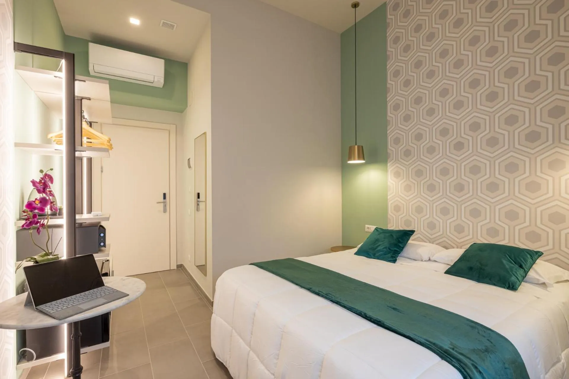 Photo of the whole room, Bed in New Morpheus Rooms