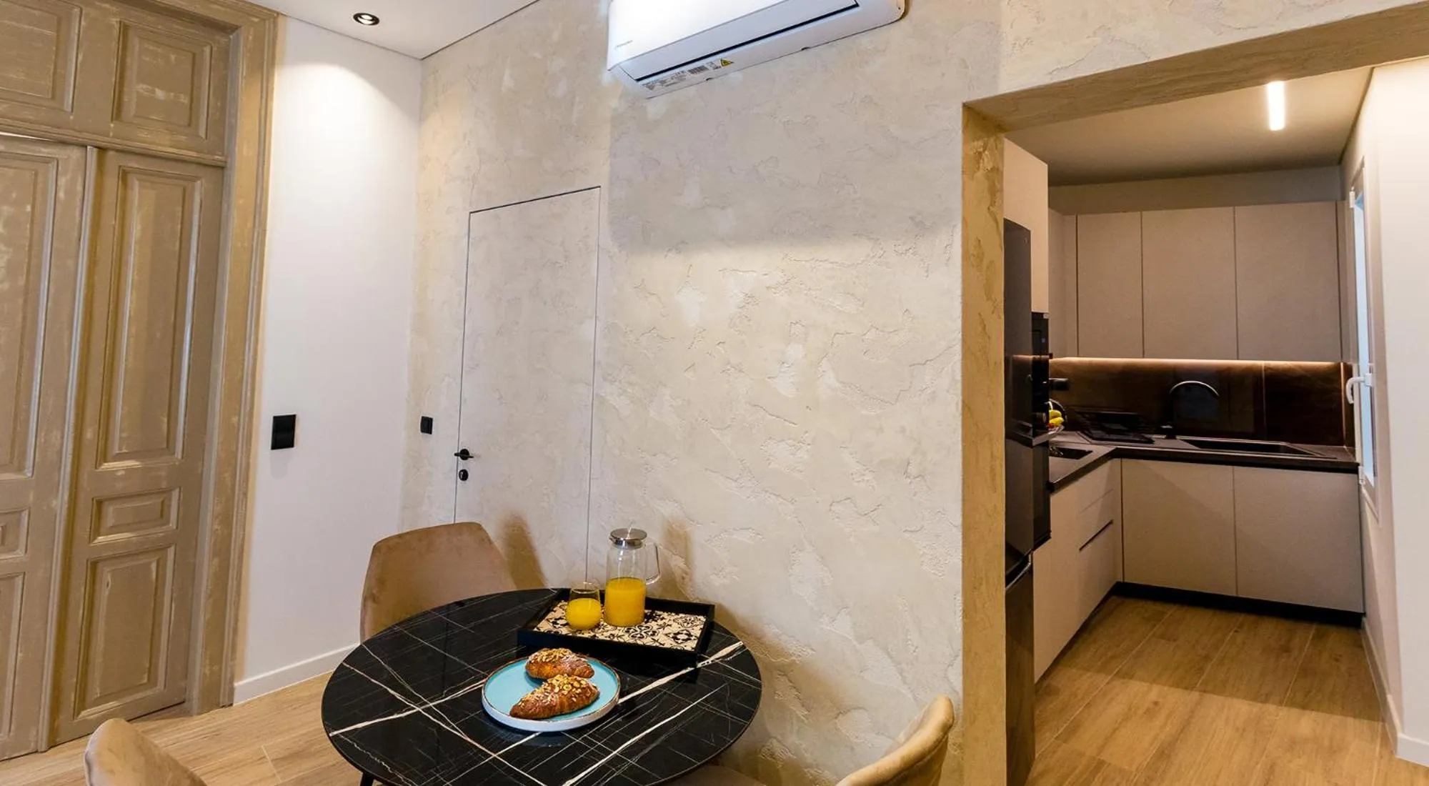 Kitchen or kitchenette in Paleo Suites